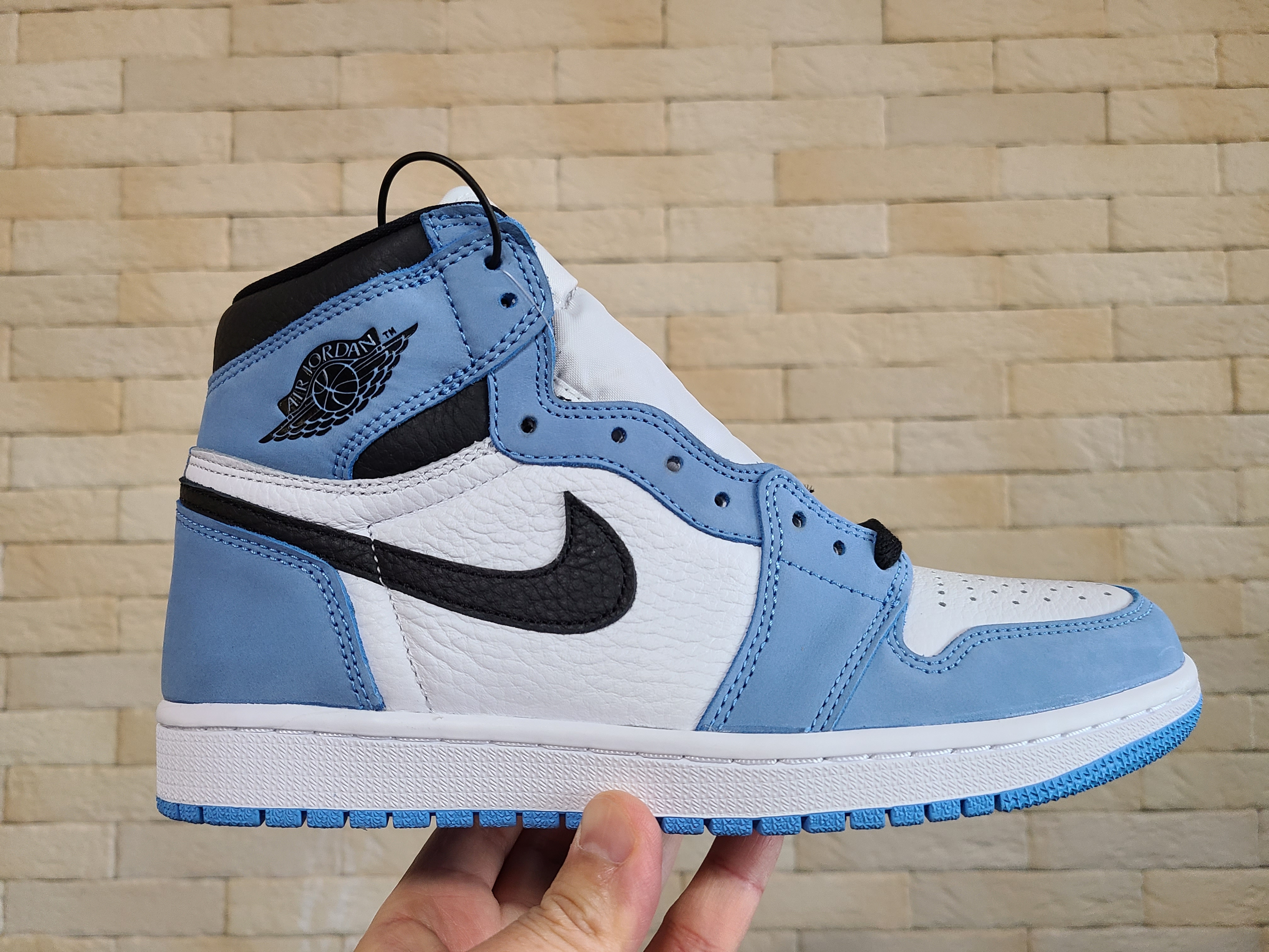 Jordan 1 Retro High OG University Blue 착용 스타일 - 2