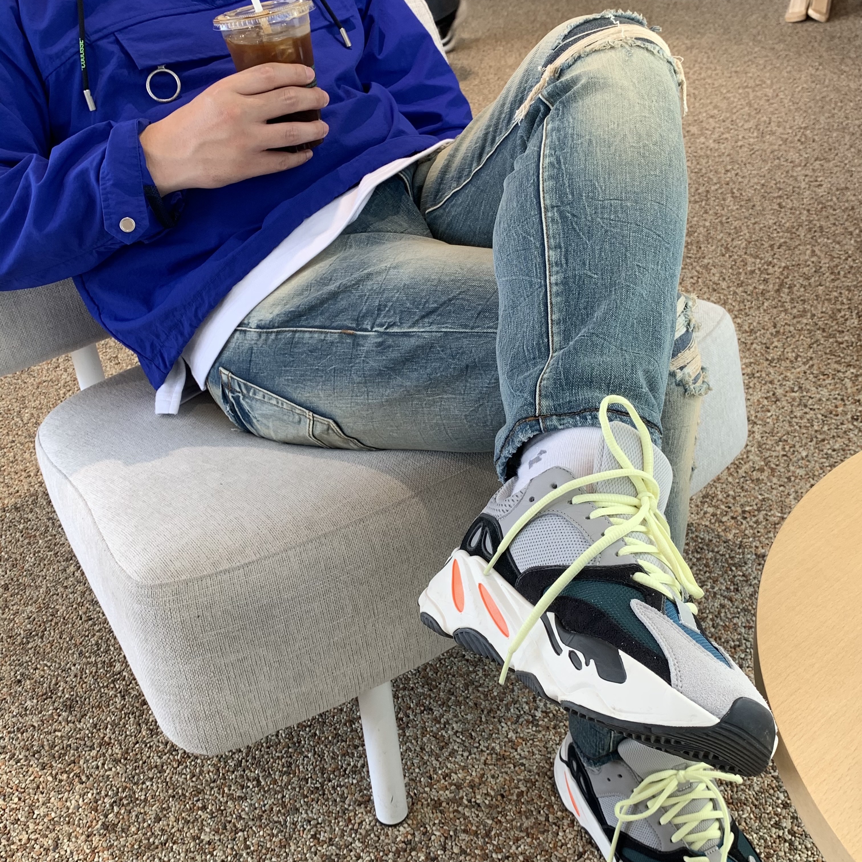 Adidas Yeezy Boost 700 Wave Runner Solid Grey 2017/2019 착용 스타일