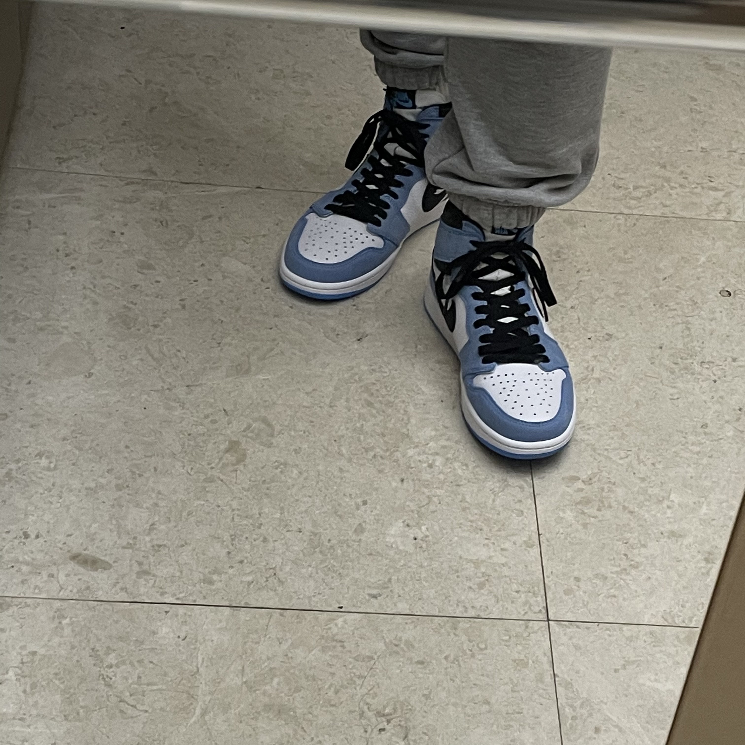 Jordan 1 Retro High OG University Blue 착용 스타일