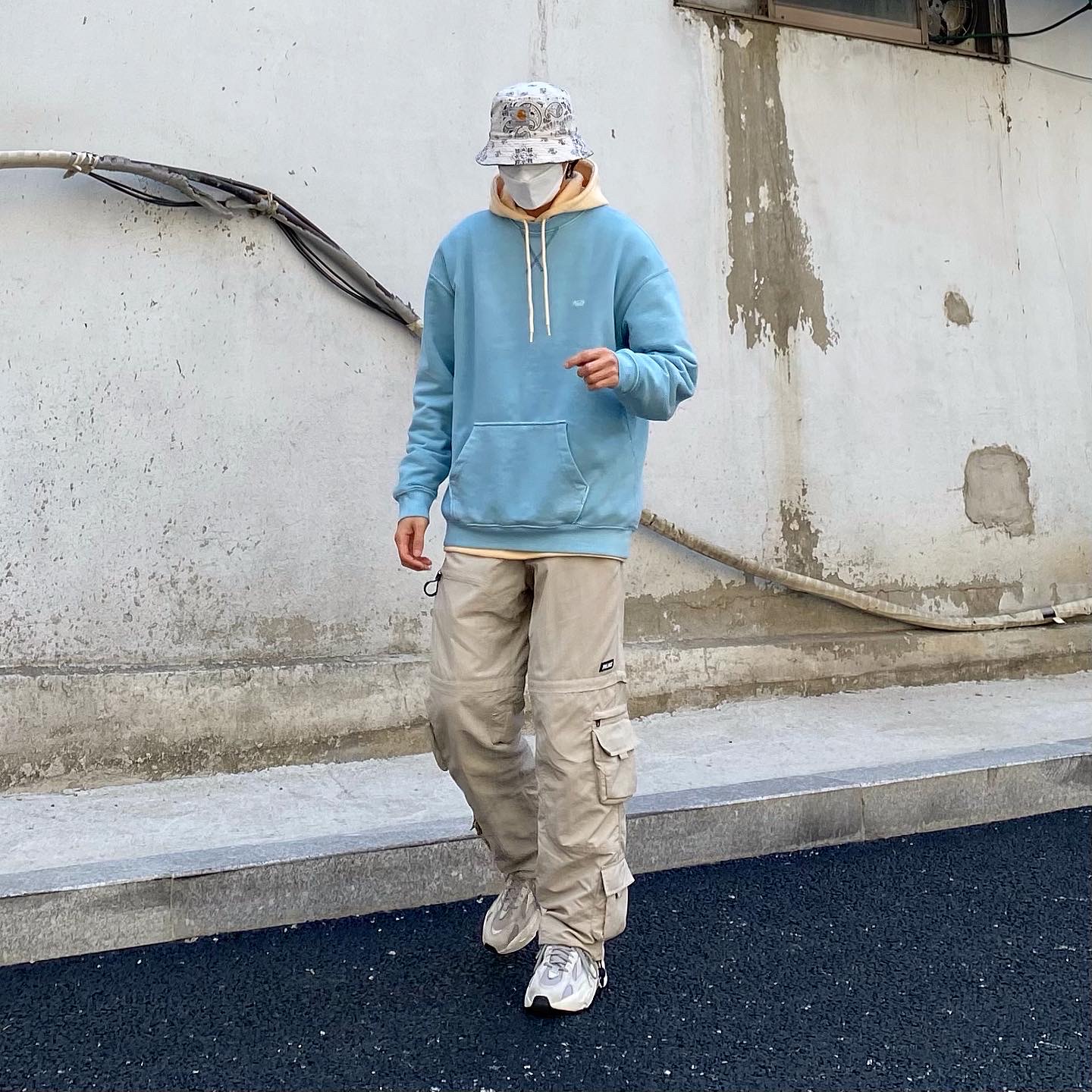 Adidas Yeezy Boost 700 V2 Static 2018 착용 스타일 - 1