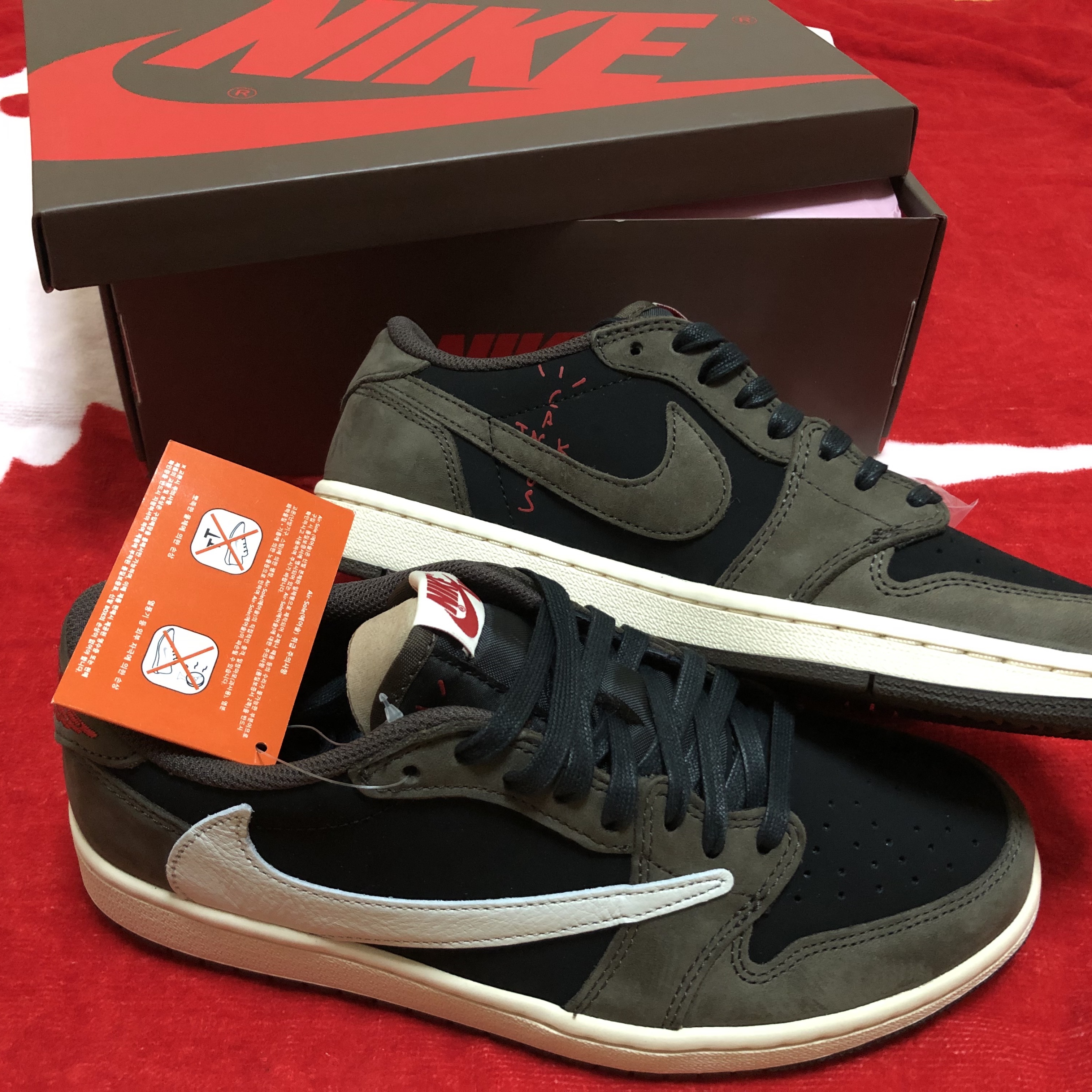 Jordan 1 x Travis Scott Retro Low OG SP Mocha 착용 스타일 - 1