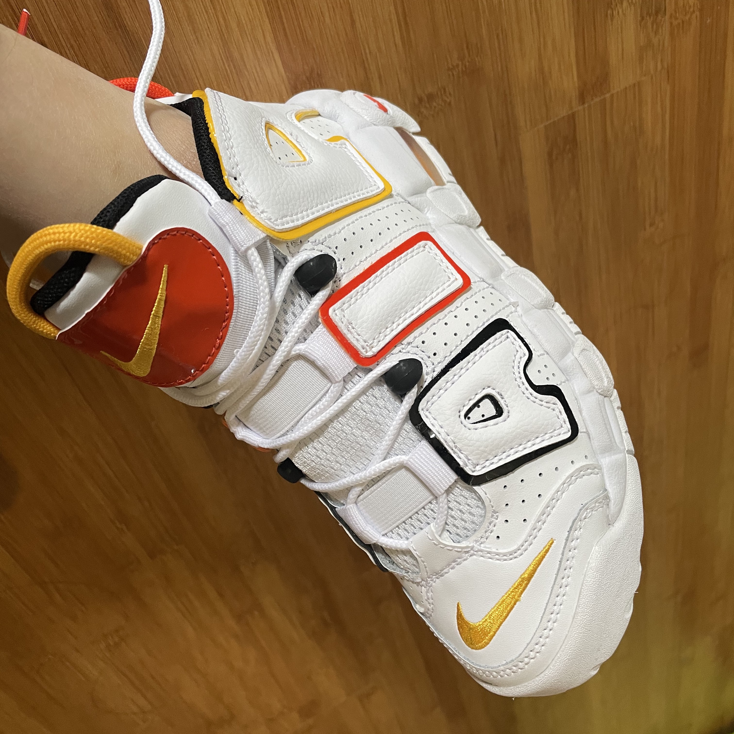 (GS) Nike Air More Uptempo Rayguns 착용 스타일