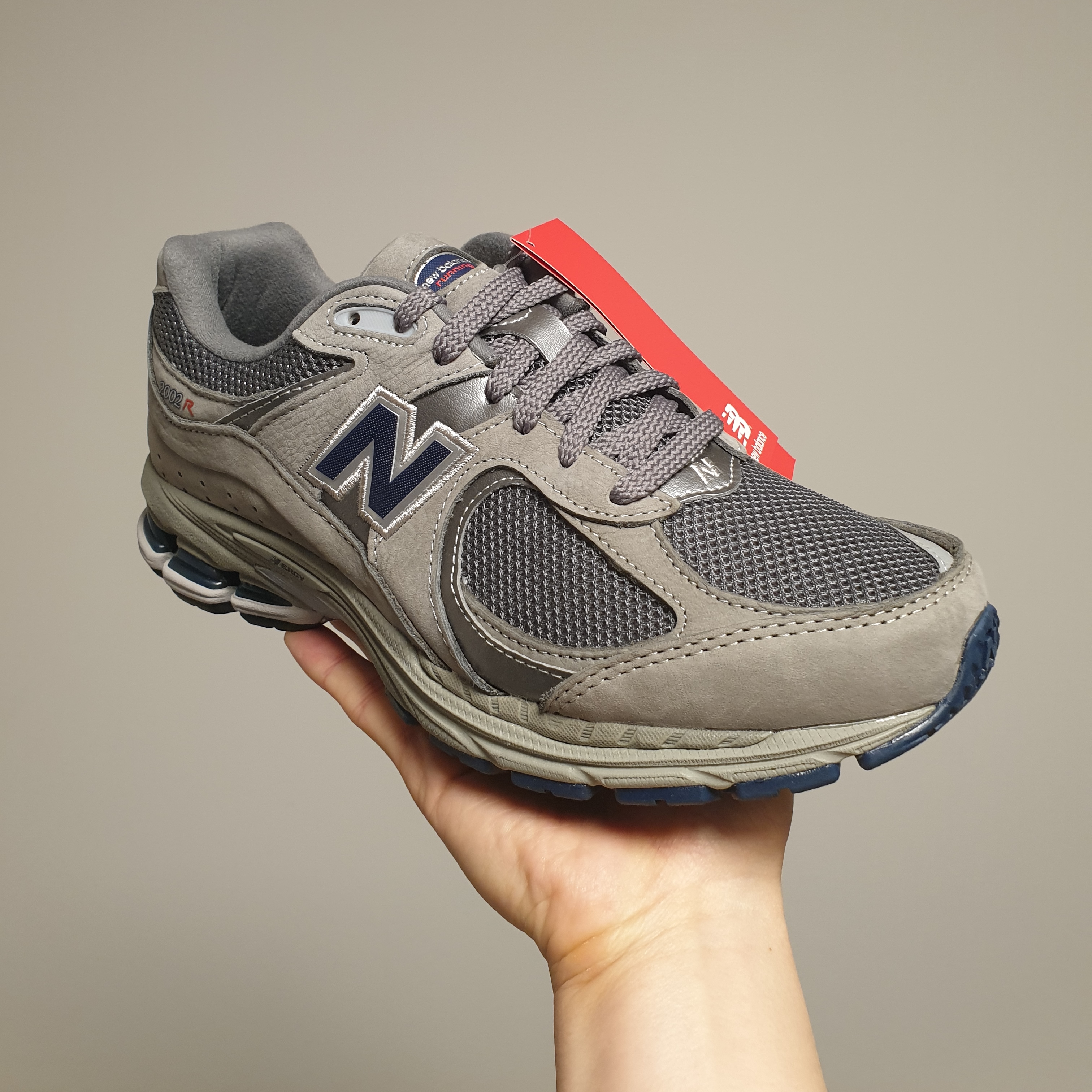 New Balance 2002R Gray 착용 스타일 - 1