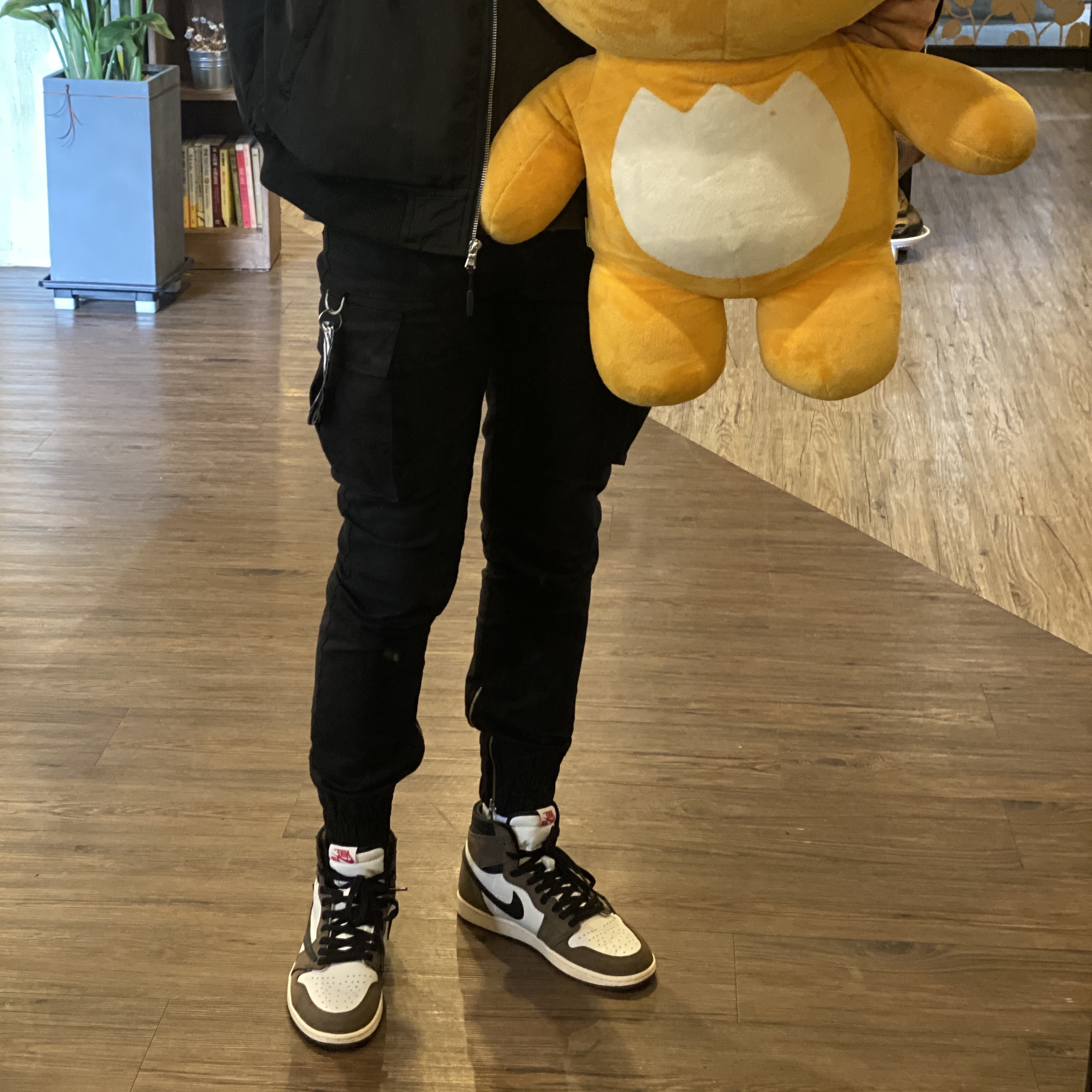 Jordan 1 x Travis Scott Retro High OG SP Mocha 착용 스타일 - 1