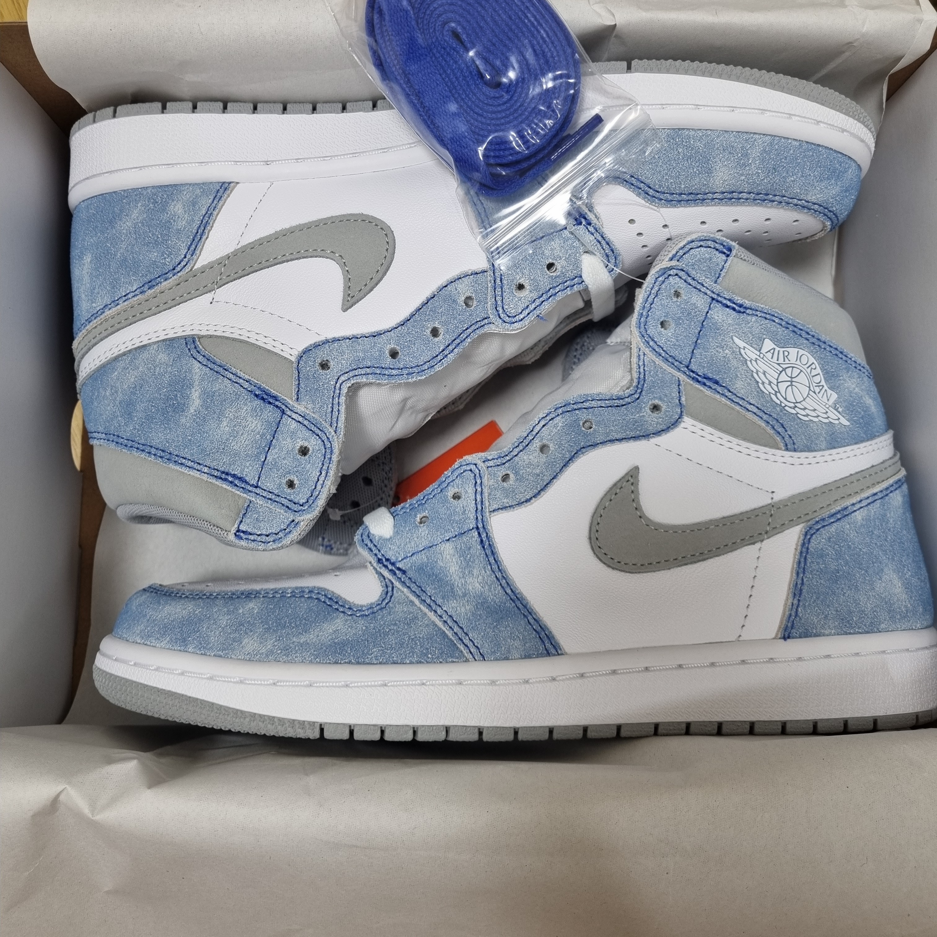 Jordan 1 Retro High OG Hyper Royal 착용 스타일