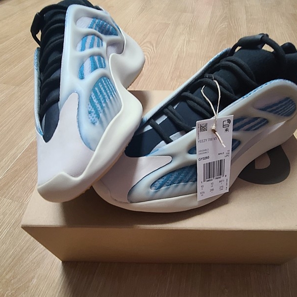 Adidas Yeezy 700 V3 Kyanite 착용 스타일 - 4