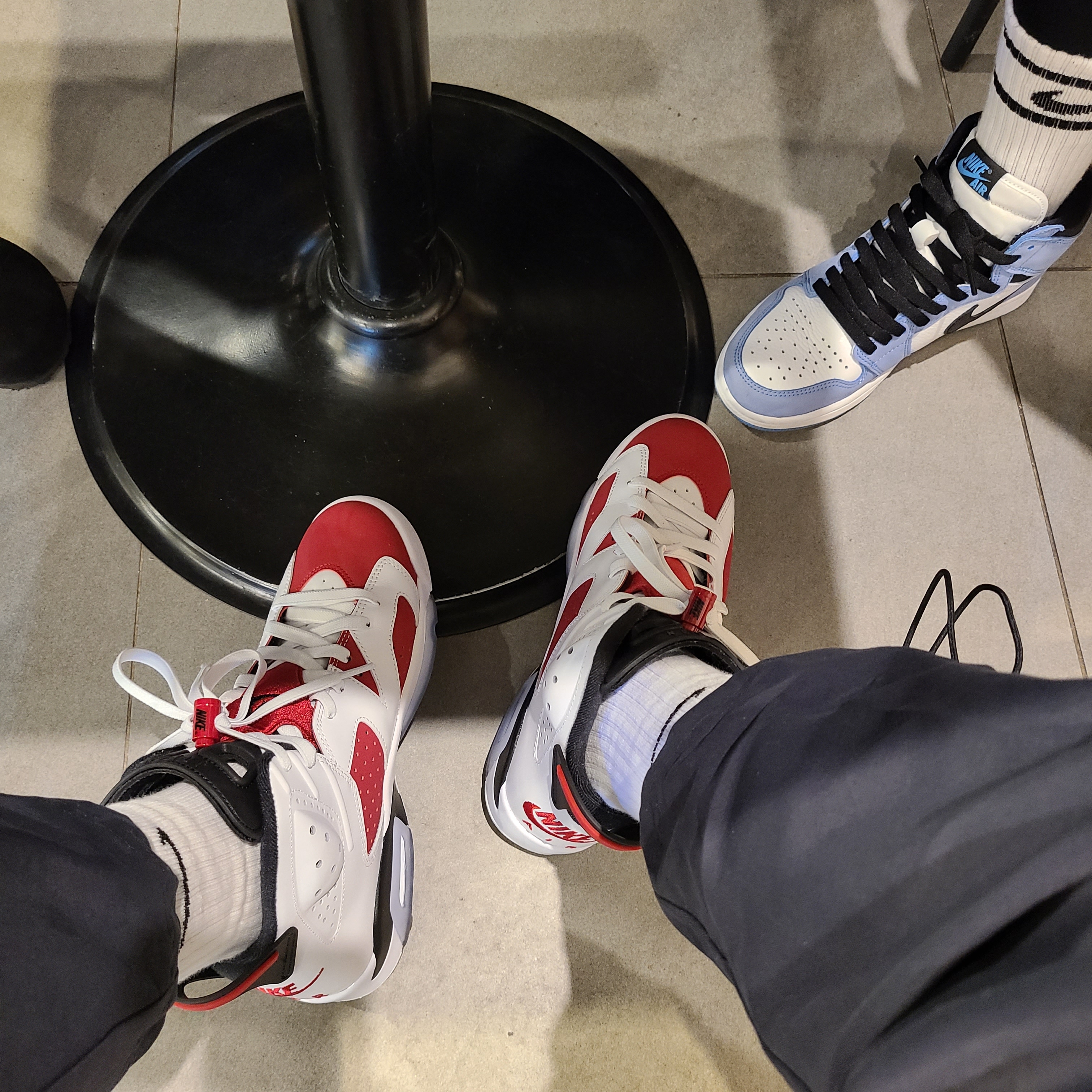 Jordan 6 Retro Carmine 2021, Jordan 1 Retro High OG University Blue 착용 스타일