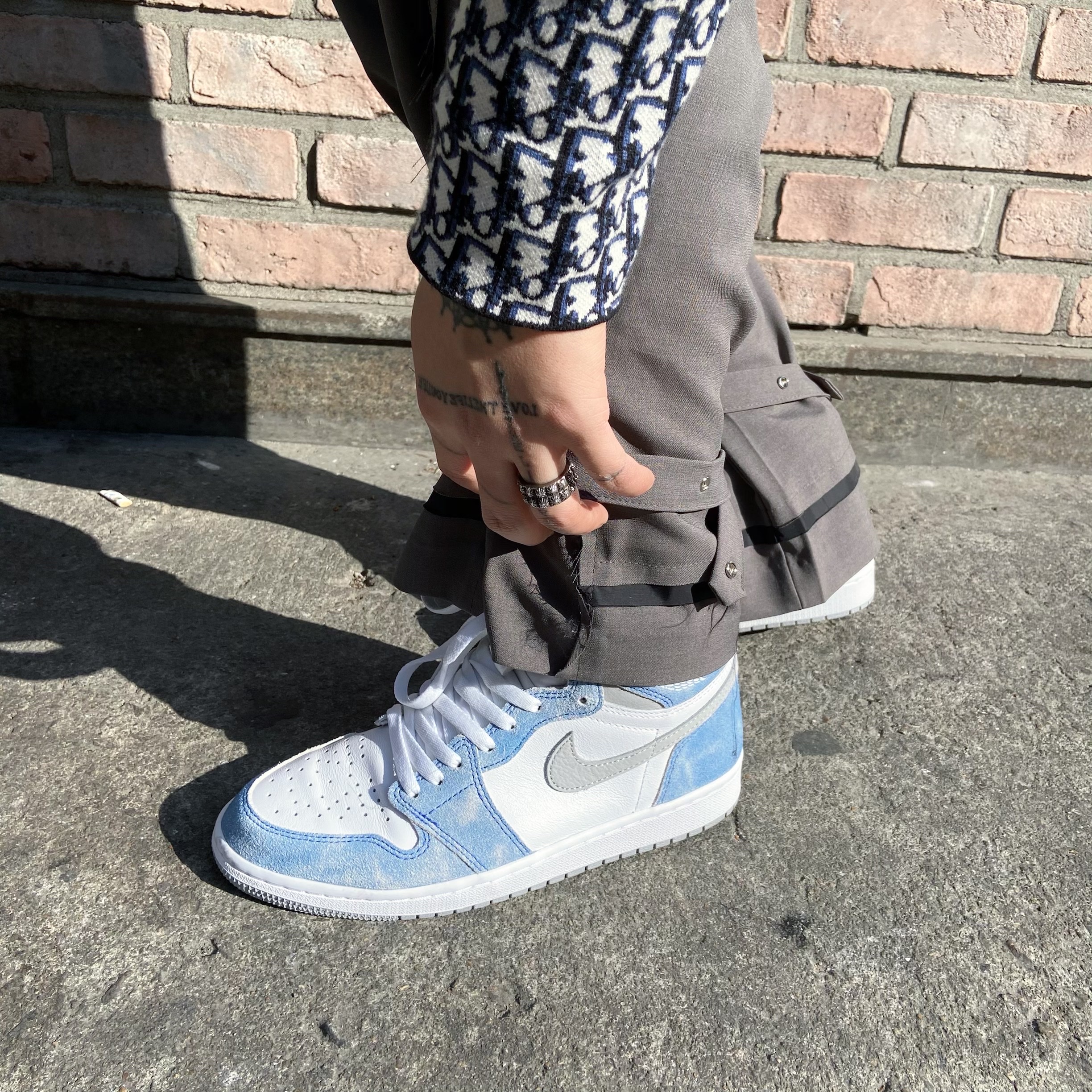 Jordan 1 Retro High OG Hyper Royal 착용 스타일 - 3