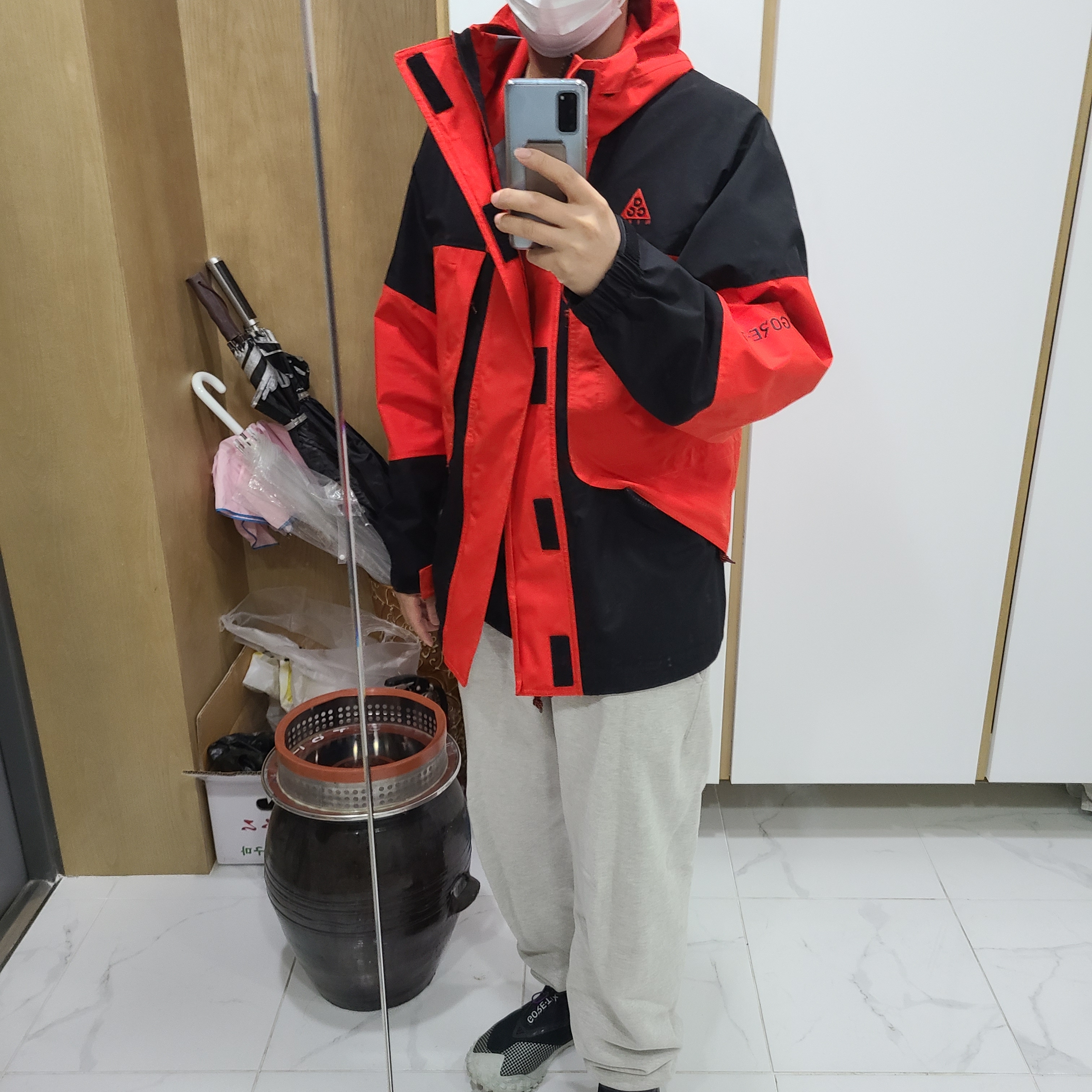 Nike ACG Mountain Fly Gore-Tex Metallic Silver, Hoka Kaha Gore-Tex Tan 착용 스타일 - 1