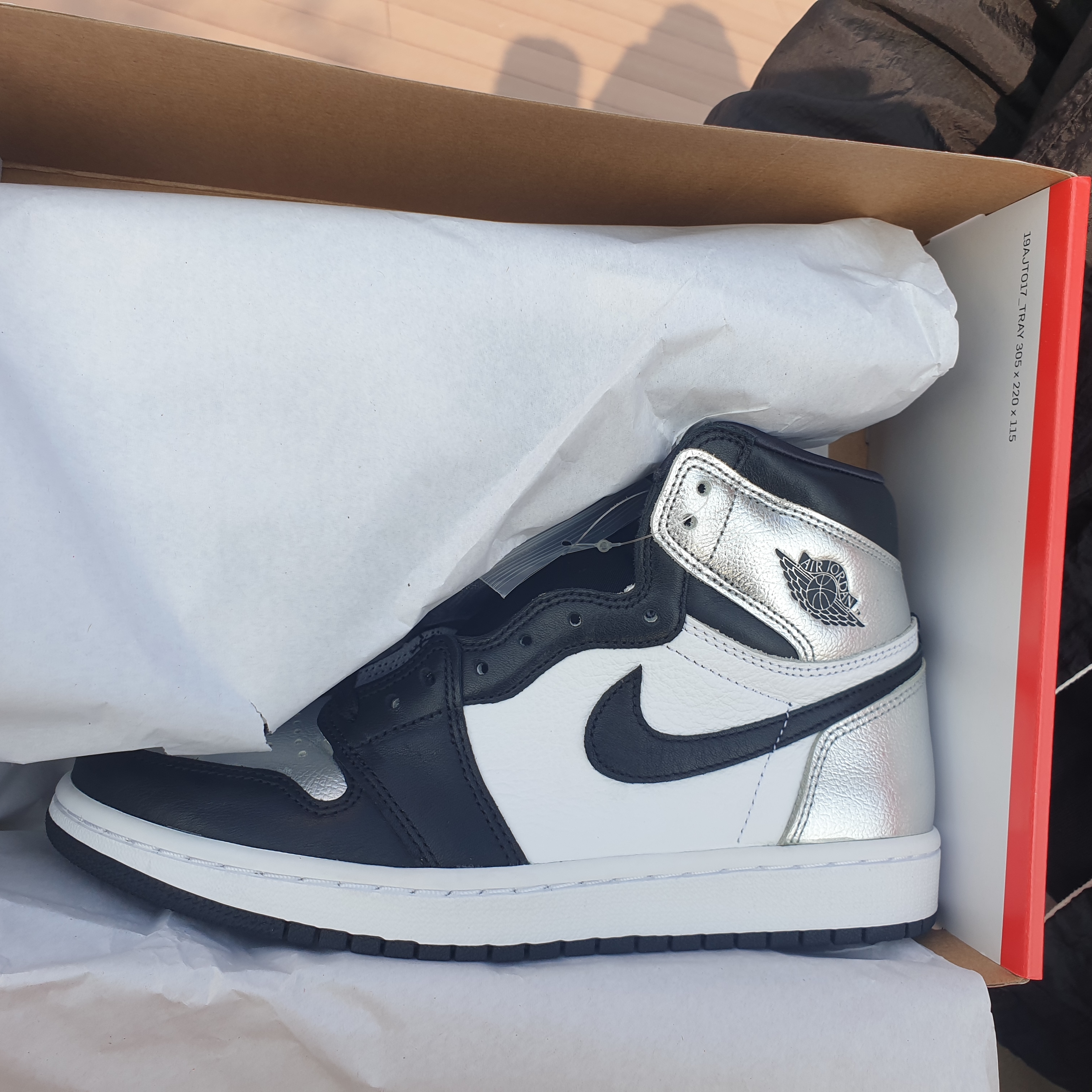 (W) Jordan 1 Retro High OG Silver Toe, Jordan 1 Retro High OG Hyper Royal 착용 스타일 - 1