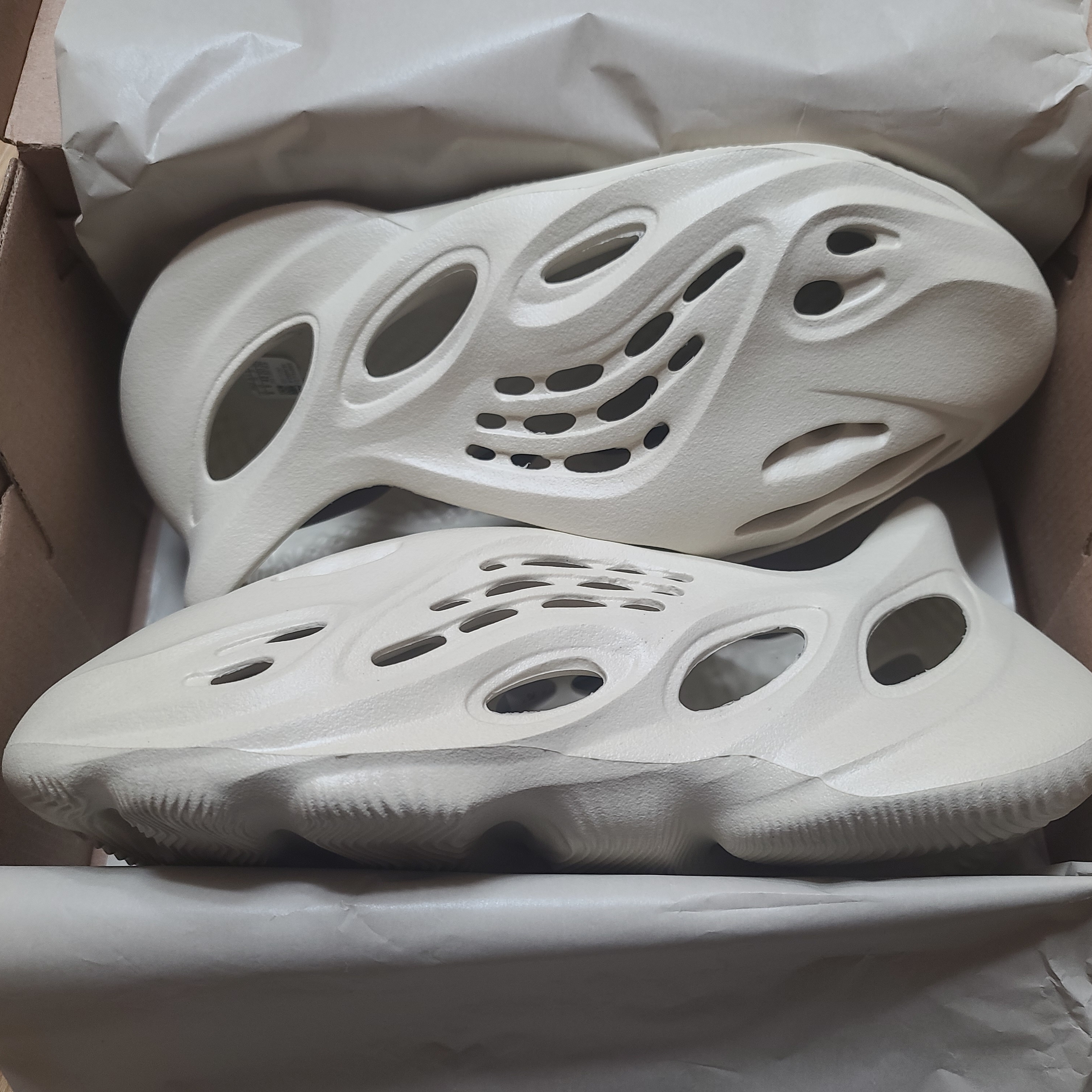 Adidas Yeezy Foam RNNR Sand 착용 스타일 - 1
