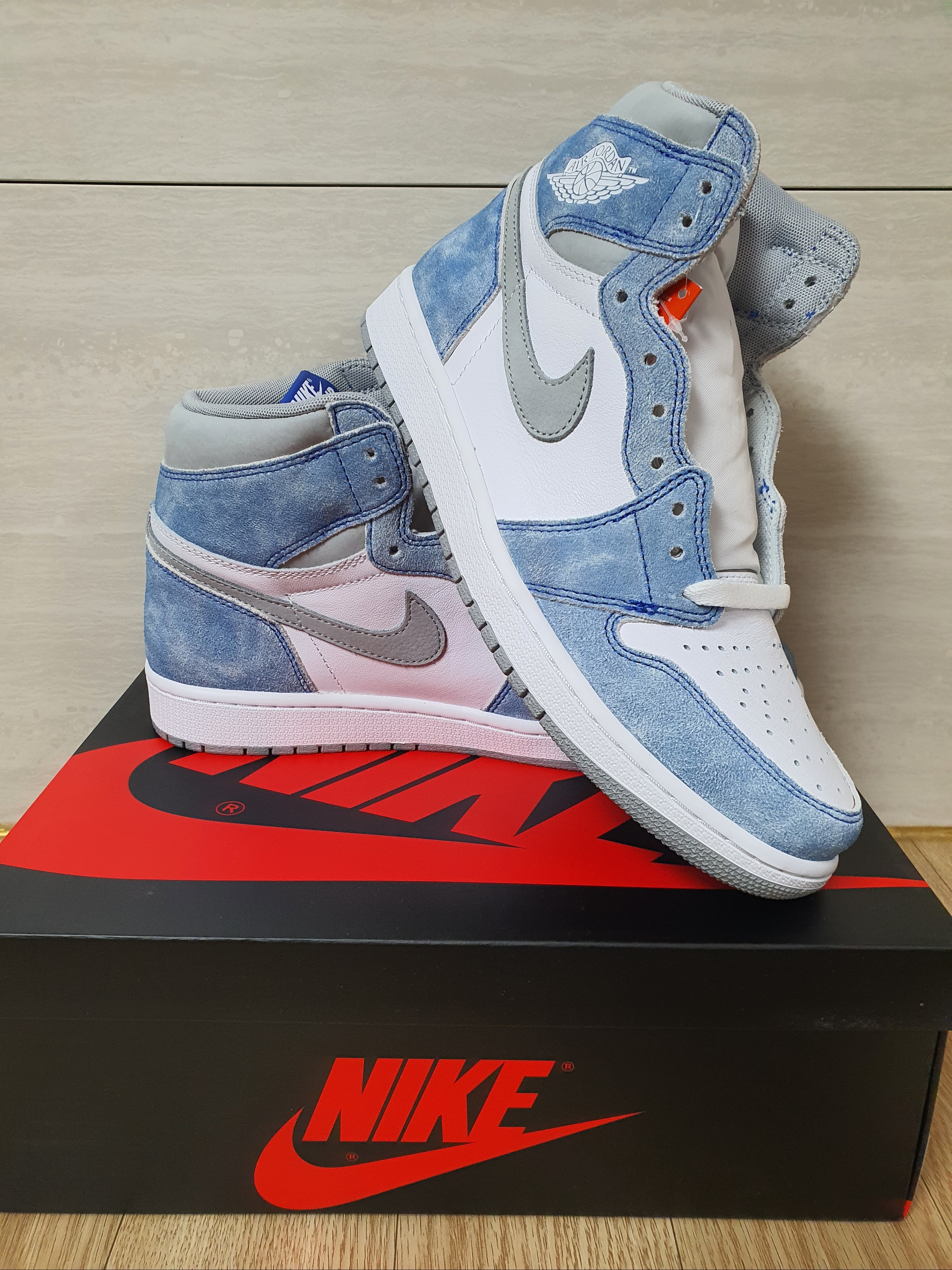 Jordan 1 Retro High OG Hyper Royal 착용 스타일 - 1