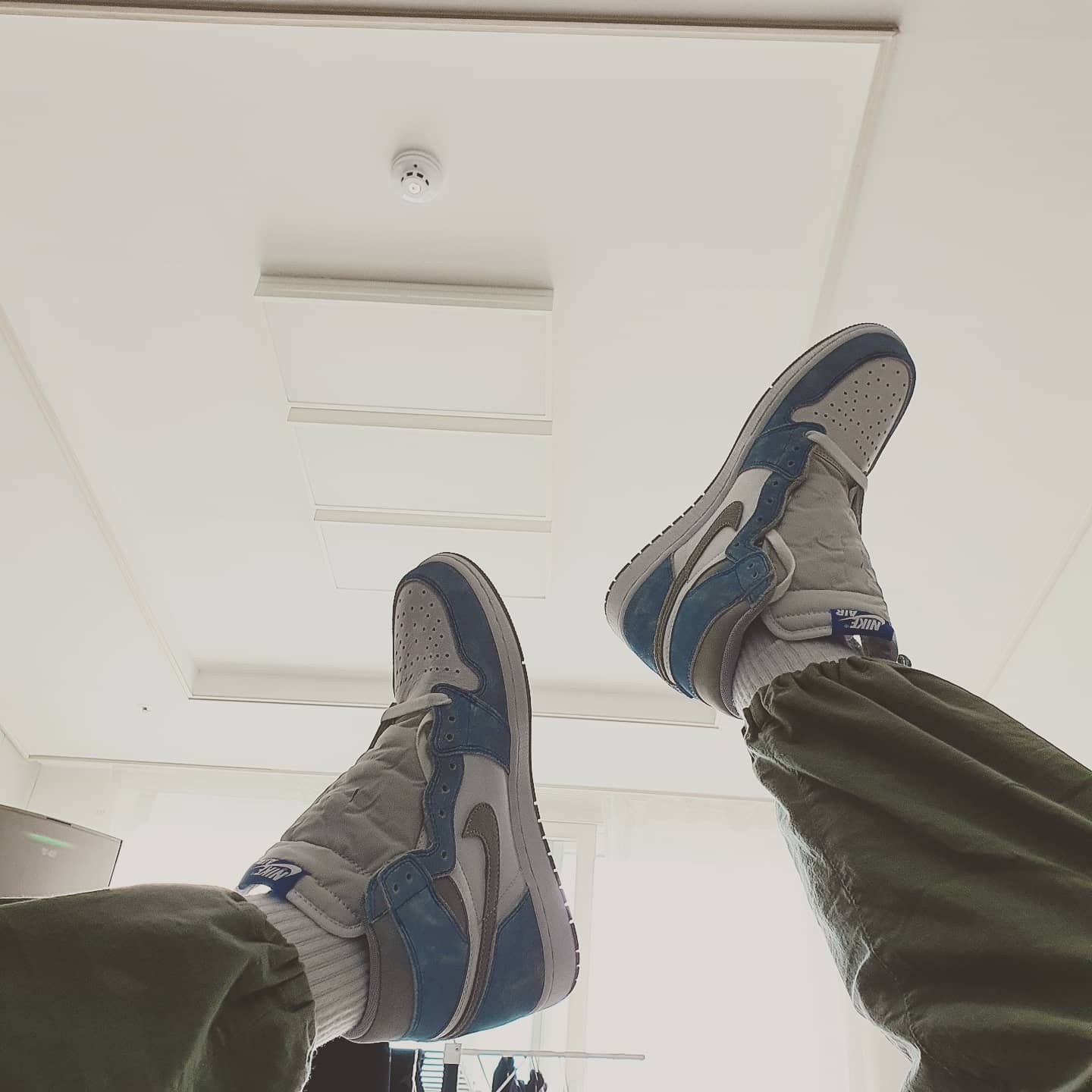 Jordan 1 Retro High OG Hyper Royal 착용 스타일 - 2