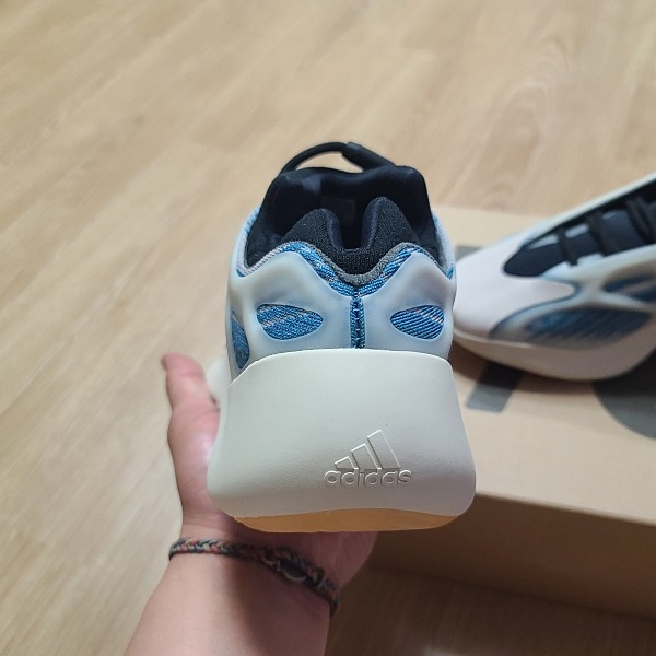 Adidas Yeezy 700 V3 Kyanite 착용 스타일 - 2
