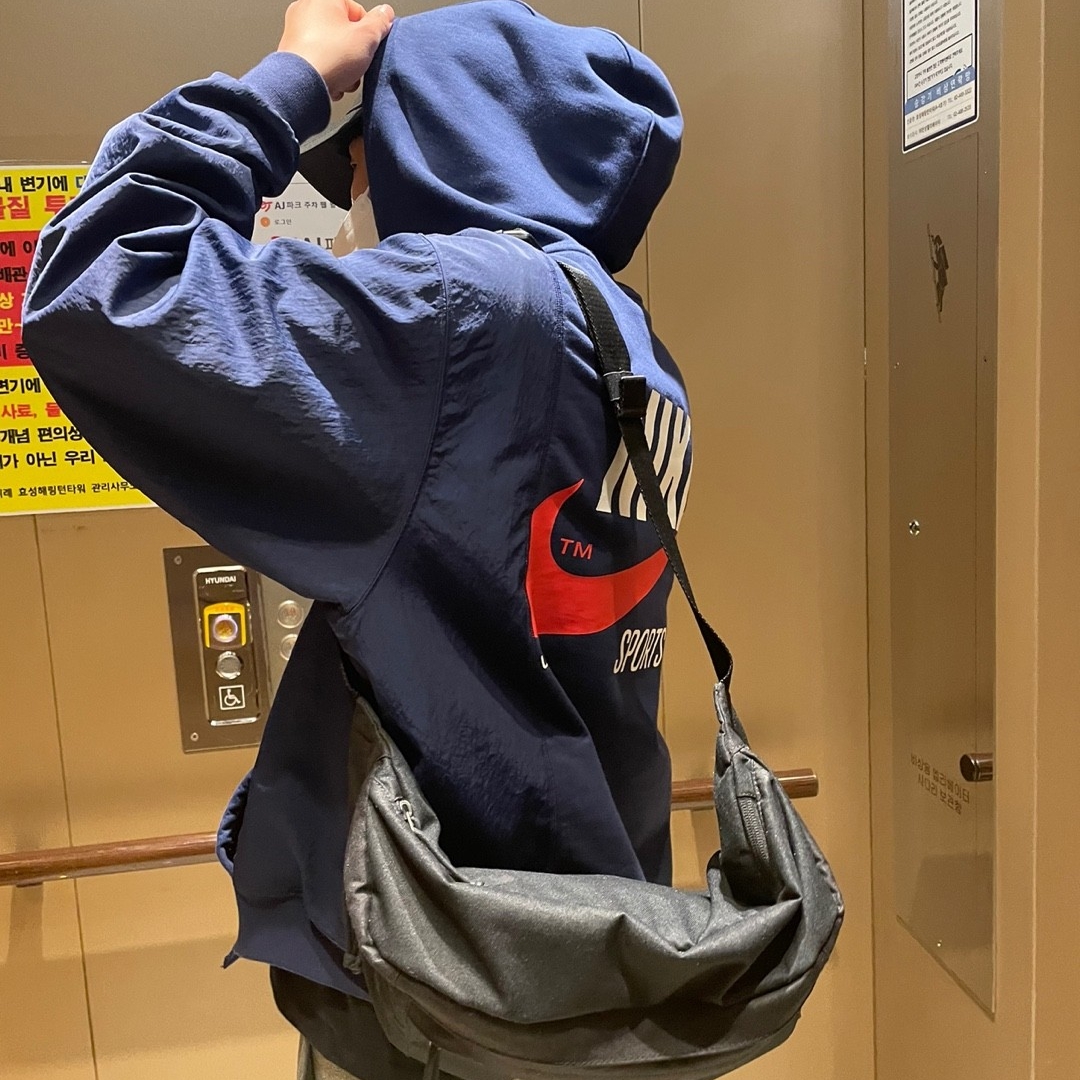(W) Nike x Off-White Waffle Racer White, Nike NSW Hoodie BRS Midnight Navy 착용 스타일 - 4