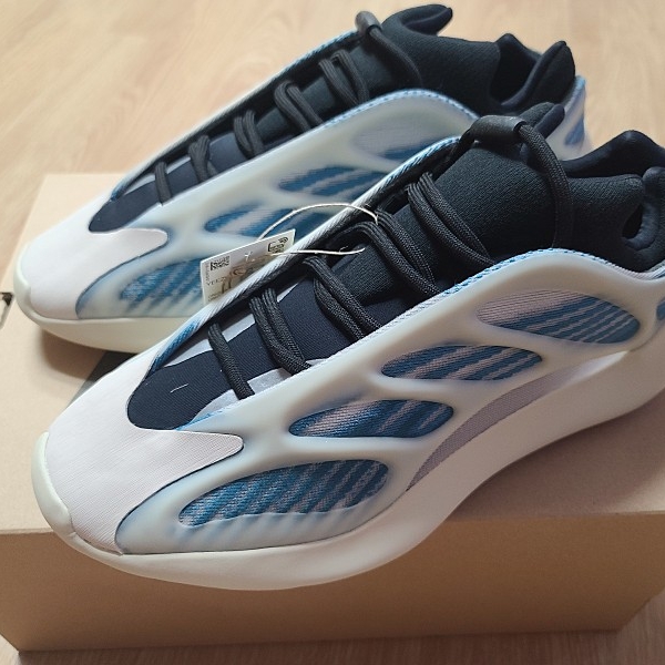 Adidas Yeezy 700 V3 Kyanite 착용 스타일 - 1