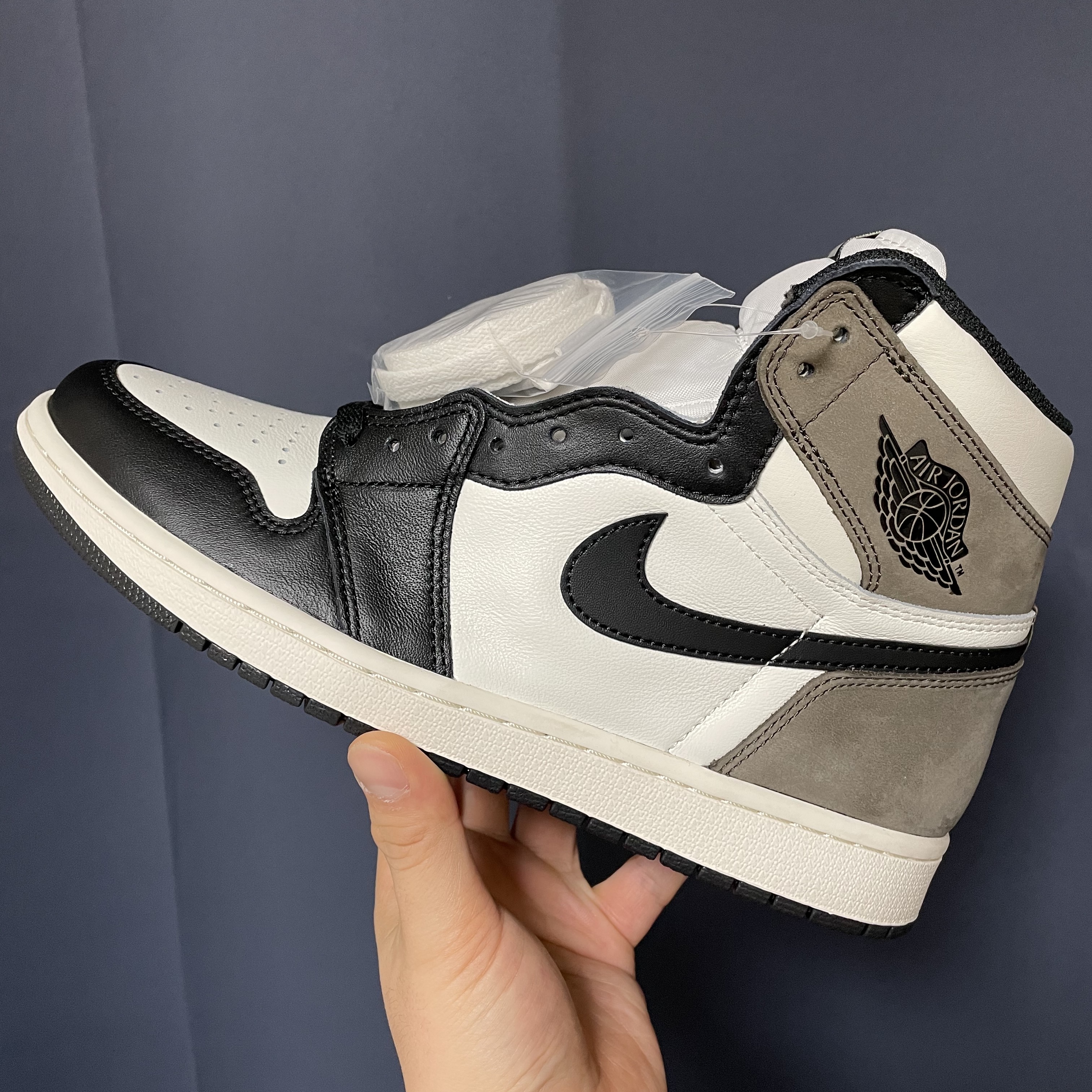 Jordan 1 Retro High OG Black Mocha 착용 스타일 - 1