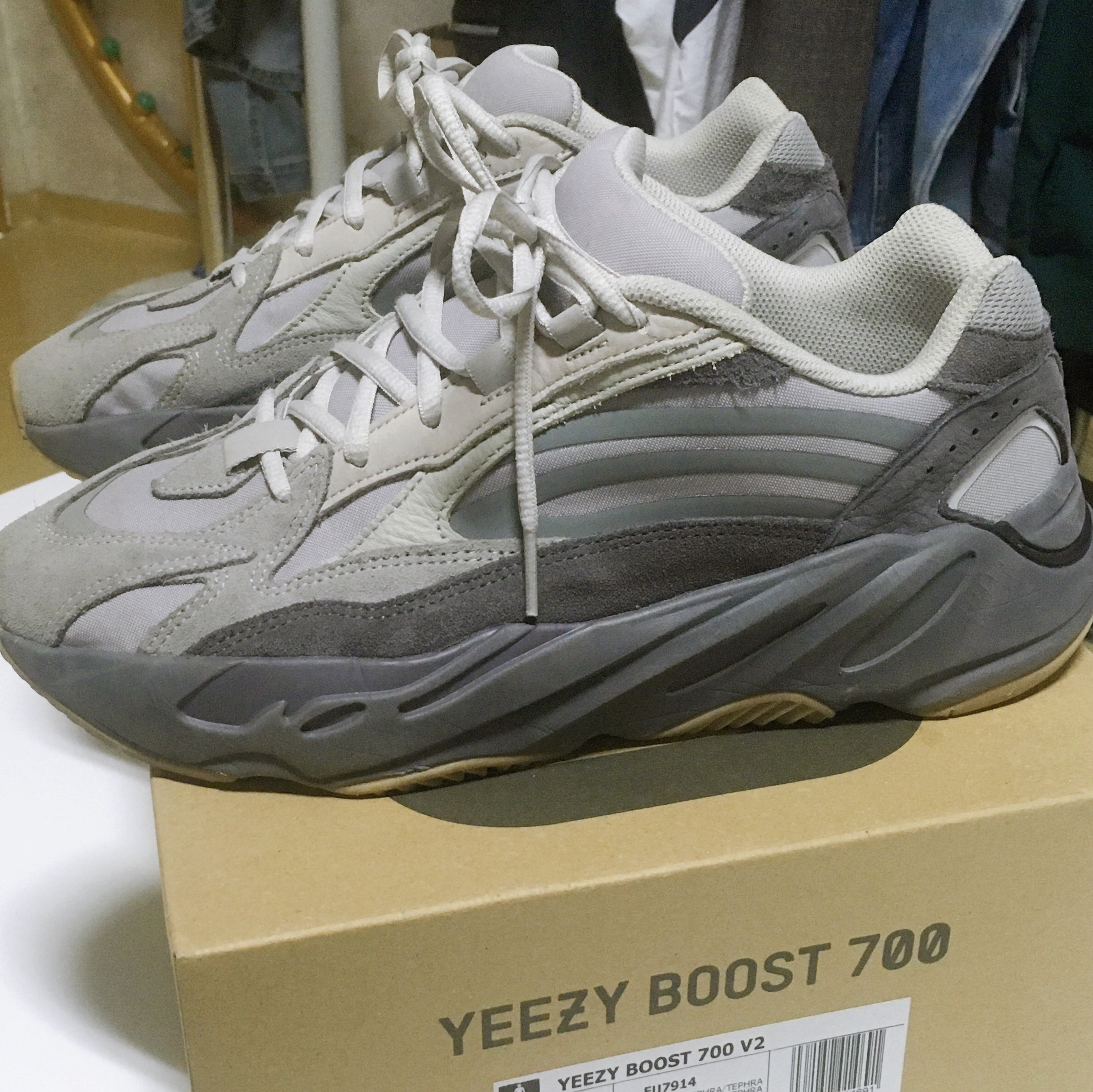 Adidas Yeezy Boost 700 V2 Tephra 착용 스타일