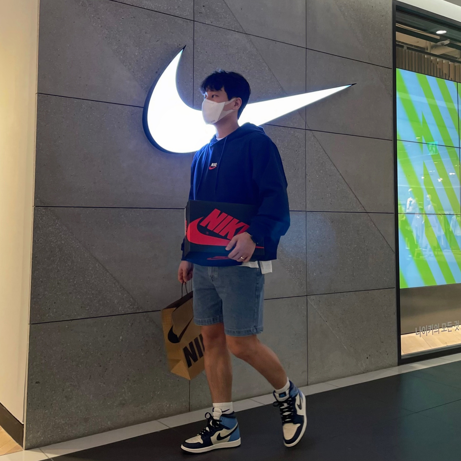 Jordan 1 Retro High OG Hyper Royal, Jordan 1 Retro High Obsidian UNC 착용 스타일