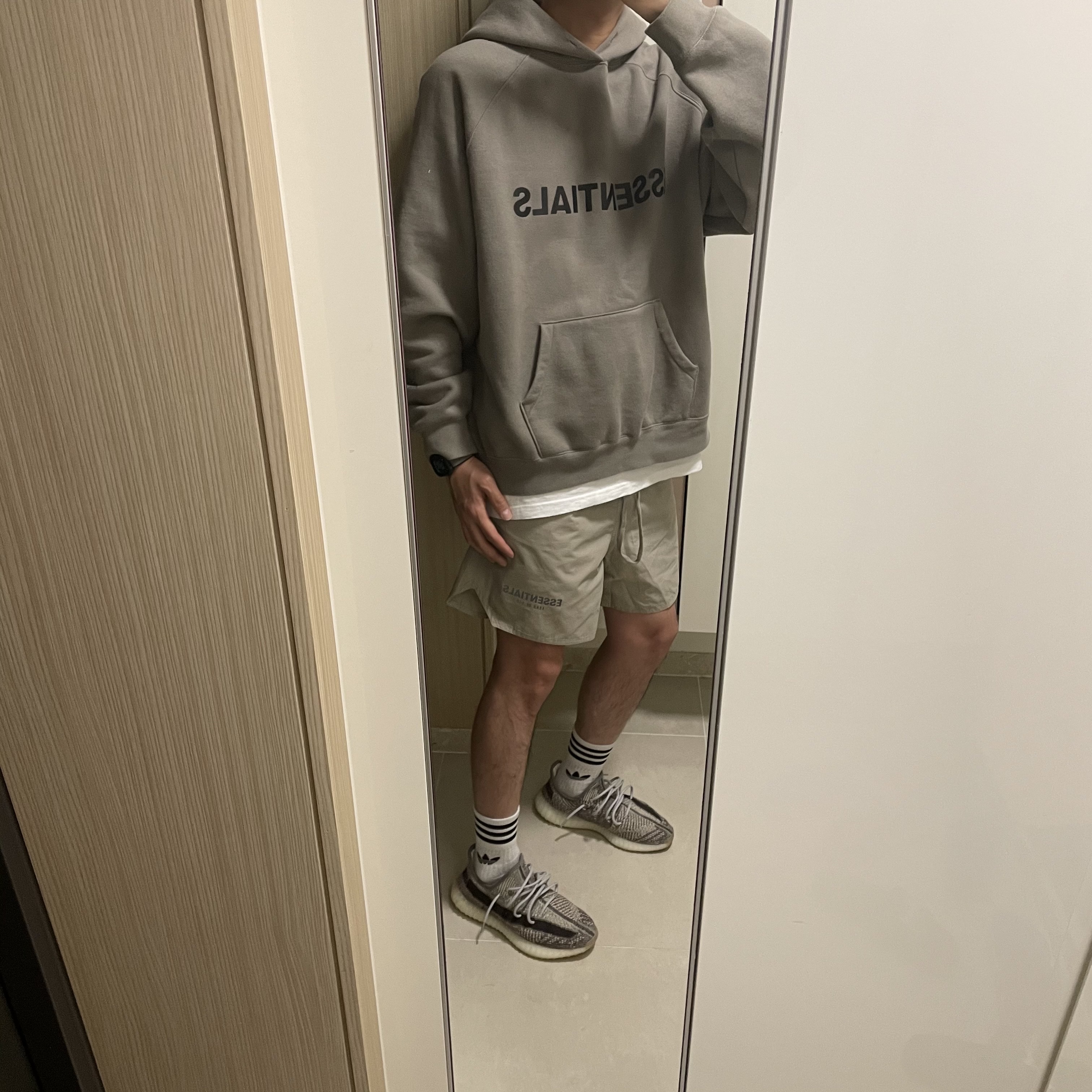 Essentials 3D Silicon Applique Pullover Hoodie Gray Flannel/Charcoal - 20SS, Essentials Volley Shorts Moss - 20SS 착용 스타일 - 1