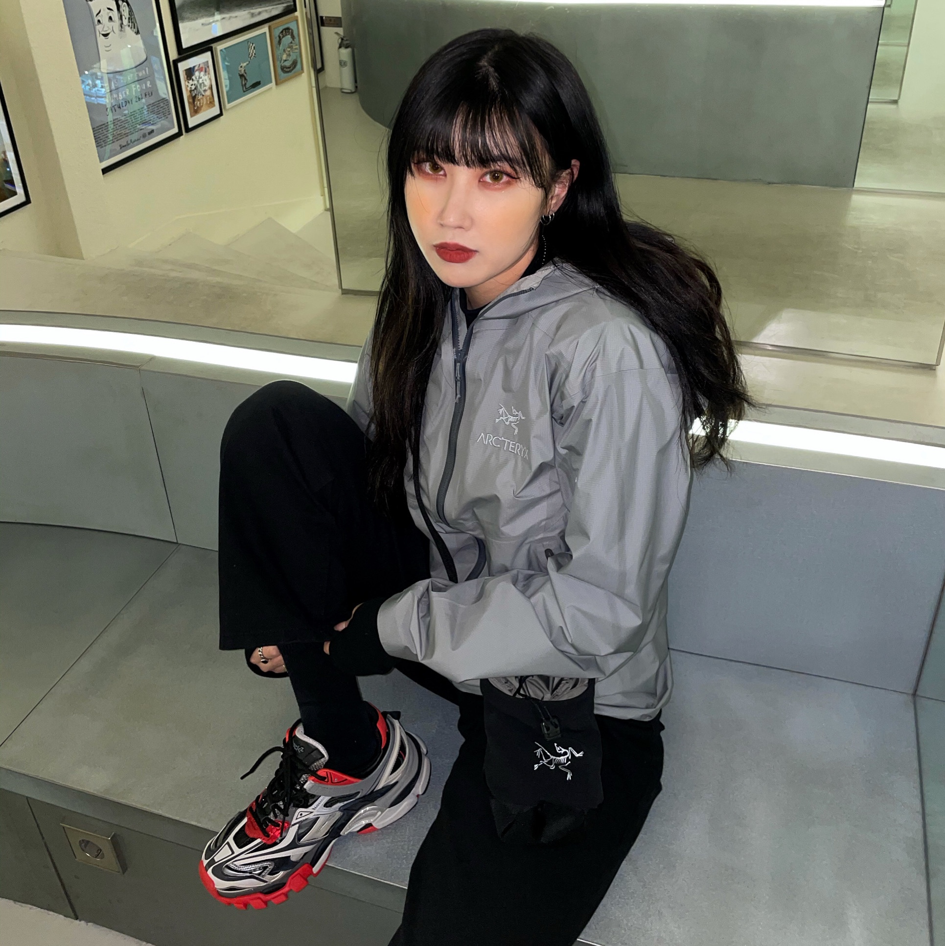 Balenciaga Track.2 Sneakers Black Grey Red 착용 스타일