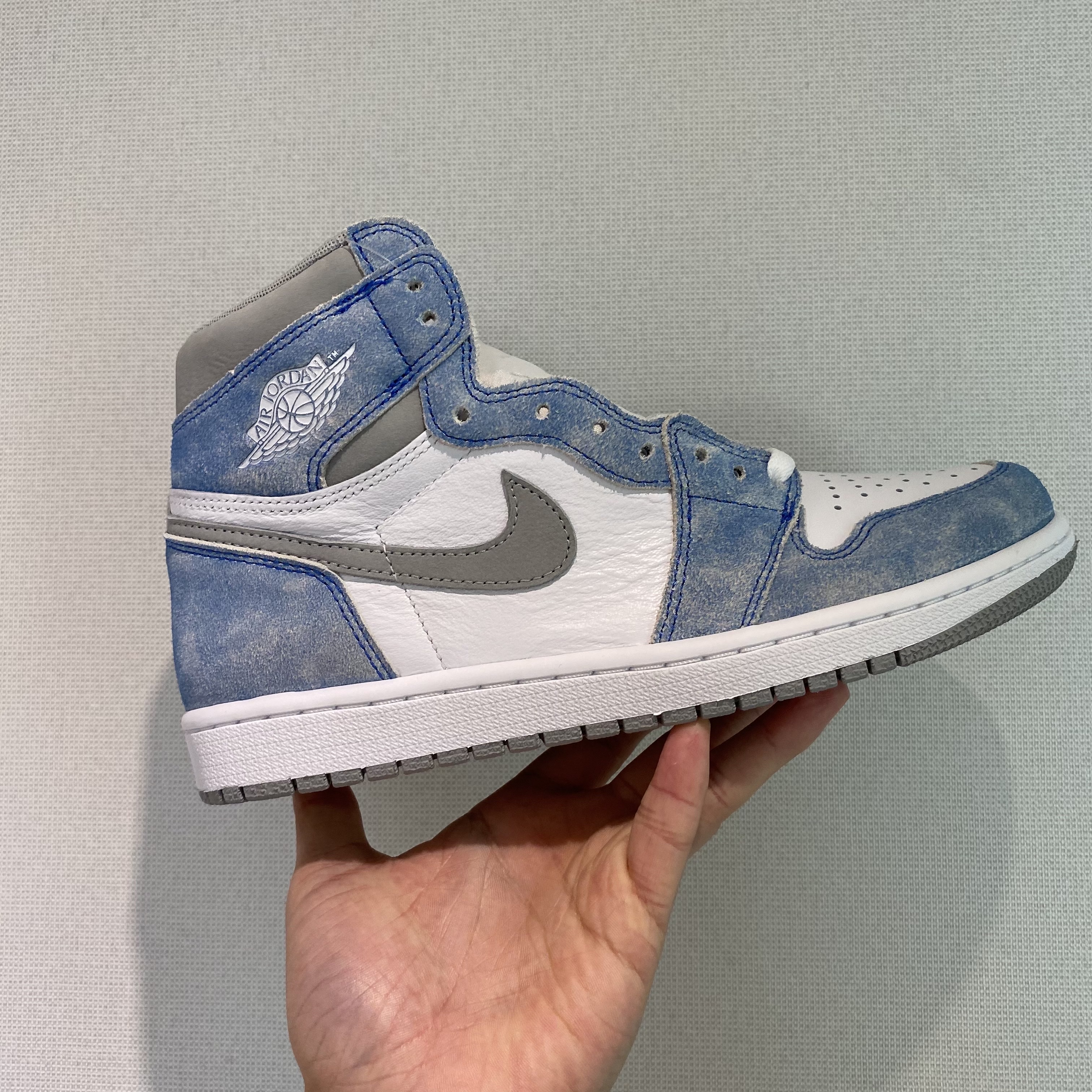 Jordan 1 Retro High OG Hyper Royal 착용 스타일 - 2