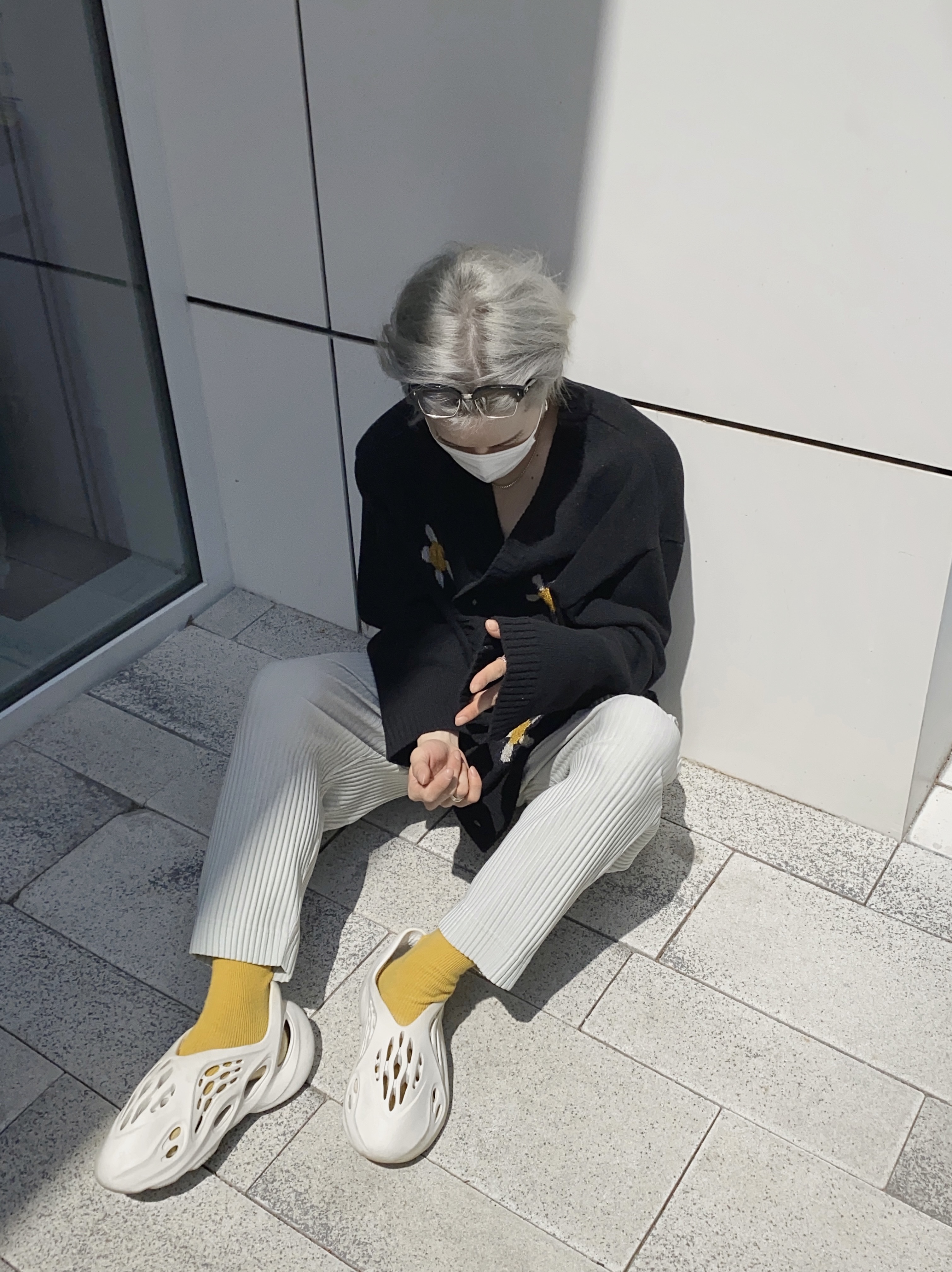 Adidas Yeezy Foam RNNR Sand 착용 스타일