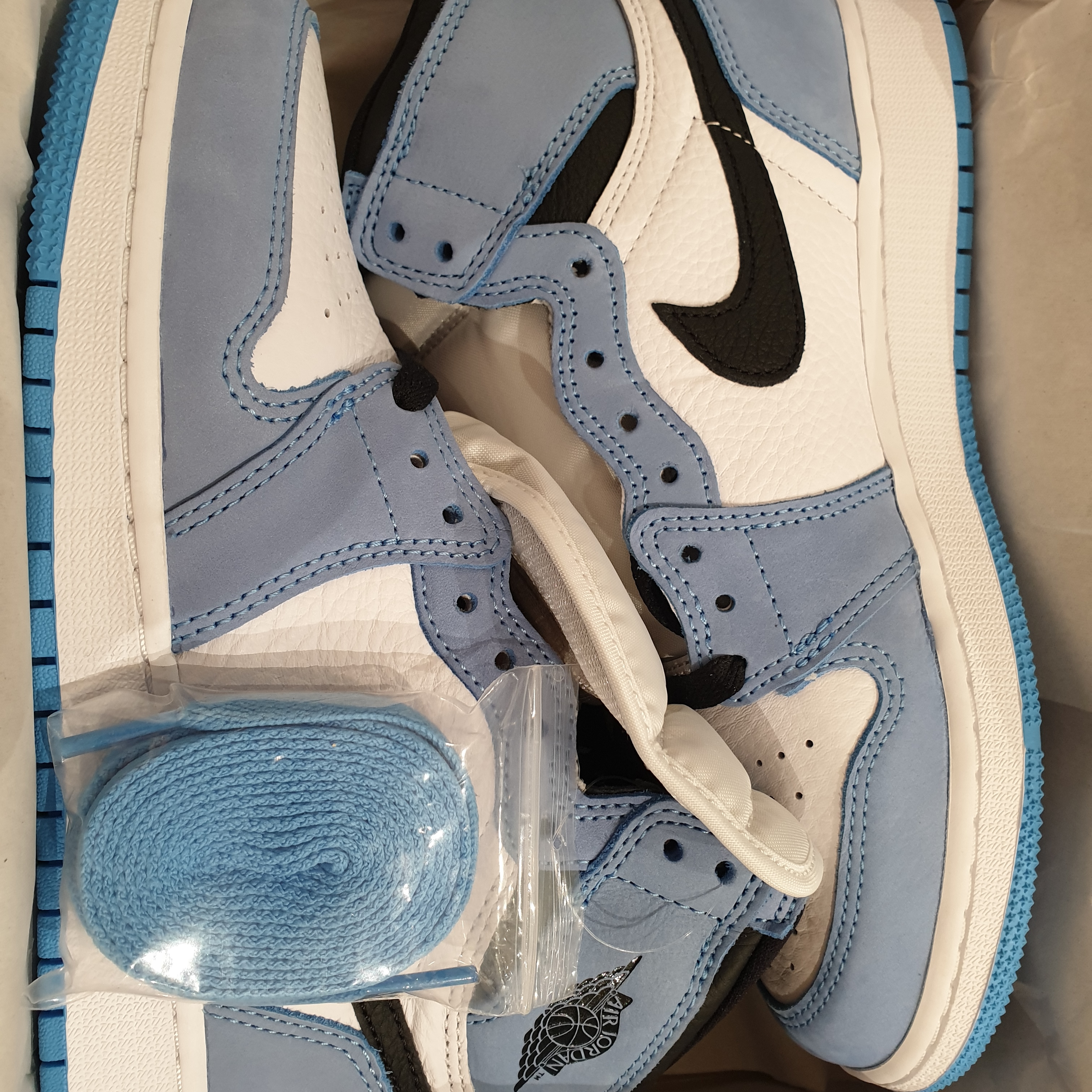 Nike Dunk Low SP City Market, Jordan 1 Retro High OG University Blue 착용 스타일 - 5