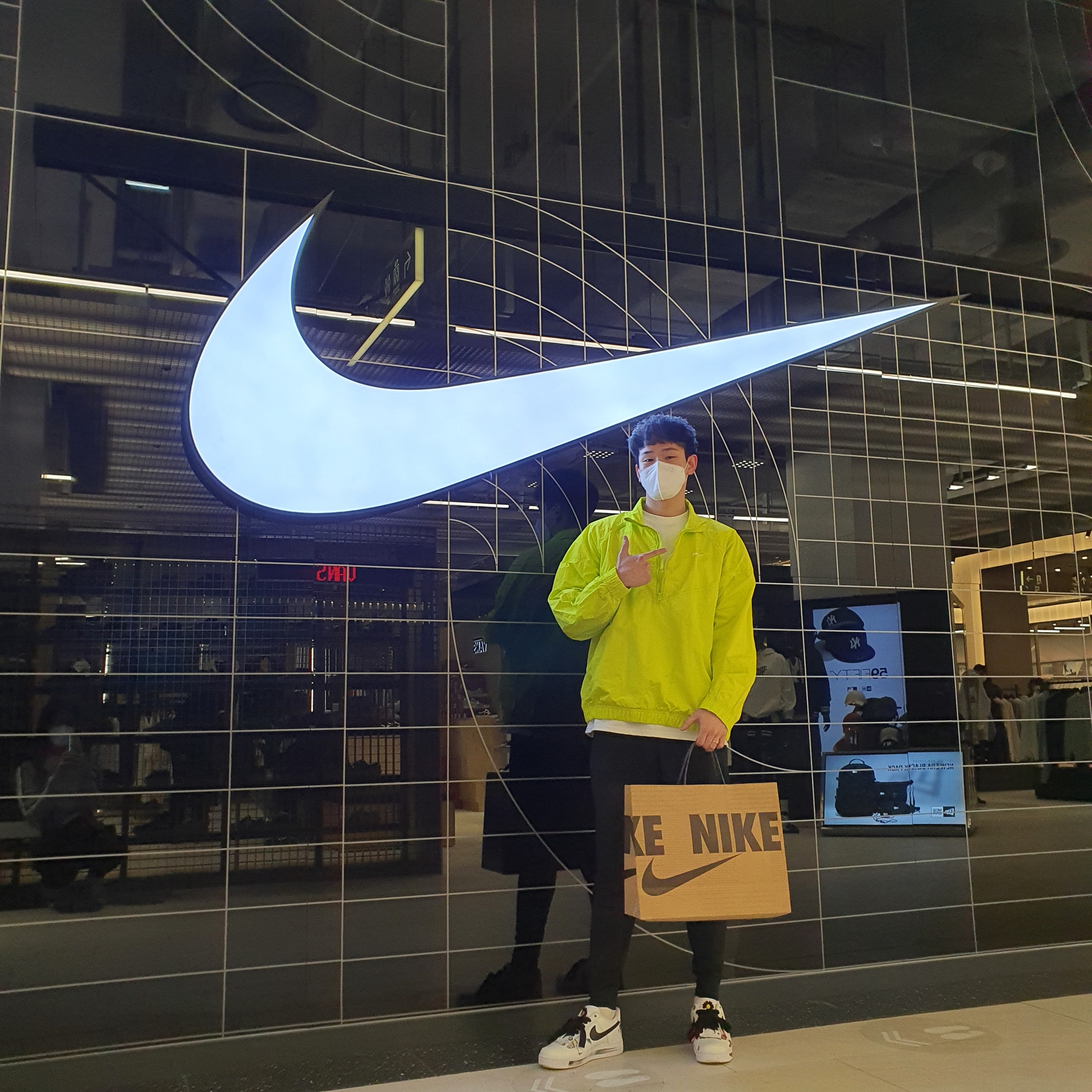 Nike x Peaceminusone Air Force 1 Low Para-Noise 2.0, Nike x Stussy Windrunner Jacket Bright Cactus 착용 스타일