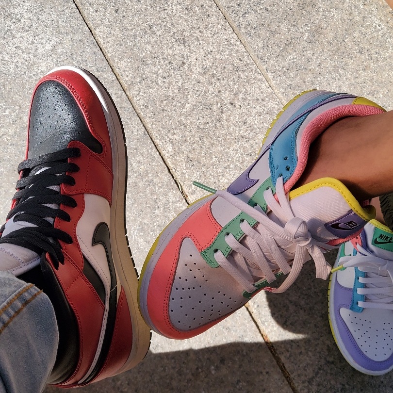 Jordan 1 Mid Chicago Black Toe, (W) Nike Dunk Low SE Candy 착용 스타일