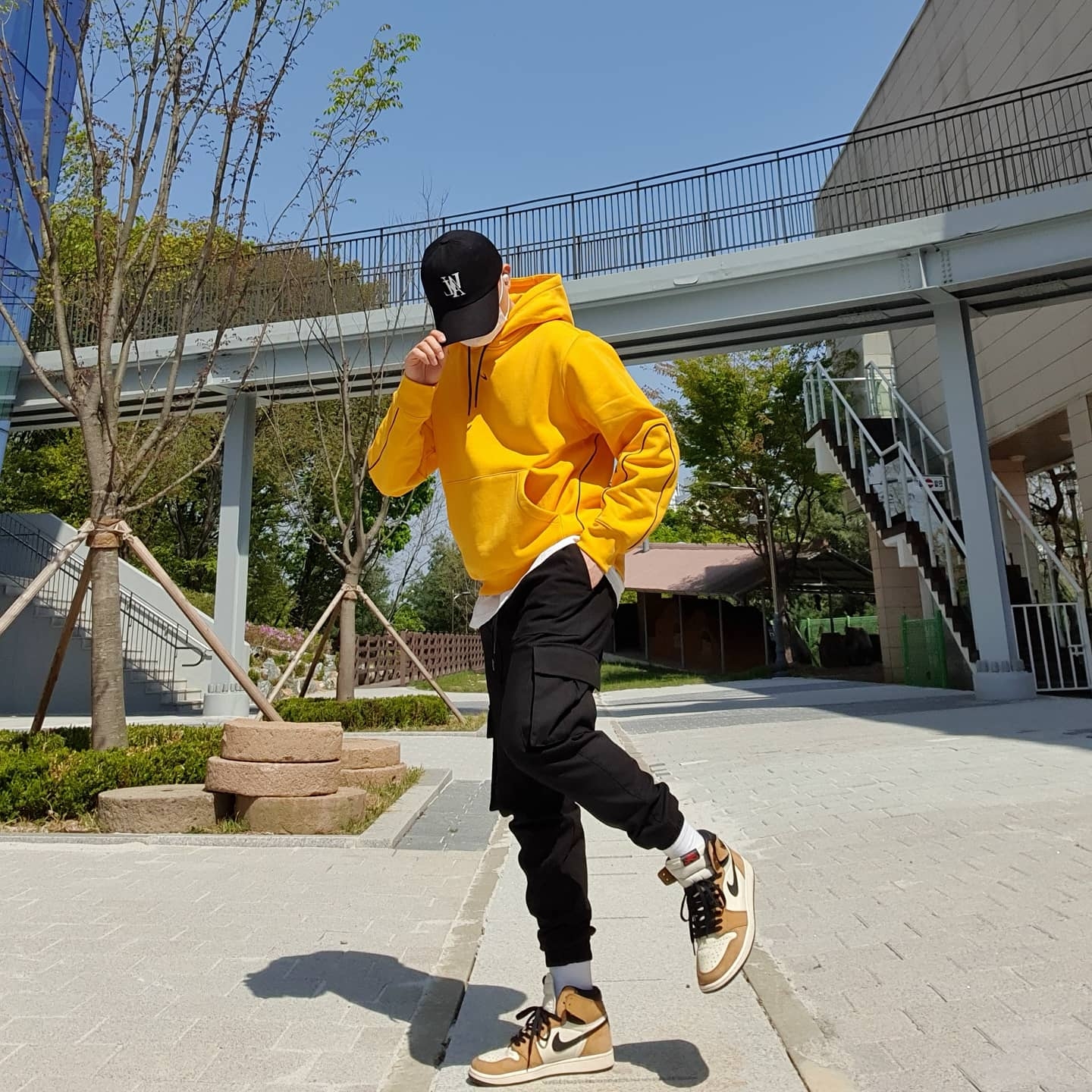 Jordan 1 Retro High Rookie of the Year, Nike x Drake Nocta Essential Hoodie University Gold - Asia 착용 스타일