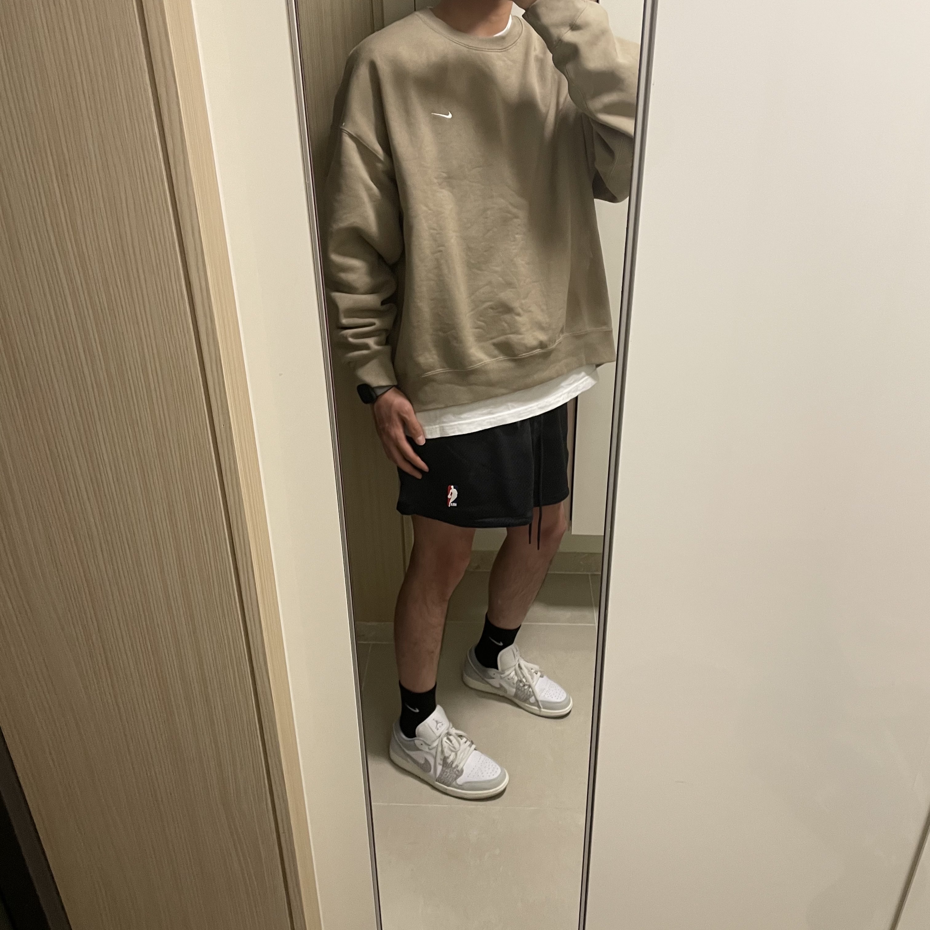 Nike NRG Solo Swoosh Crew Fleece Khaki - US/EU, Nike x Fear of God Basketball Shorts Off Noir 착용 스타일