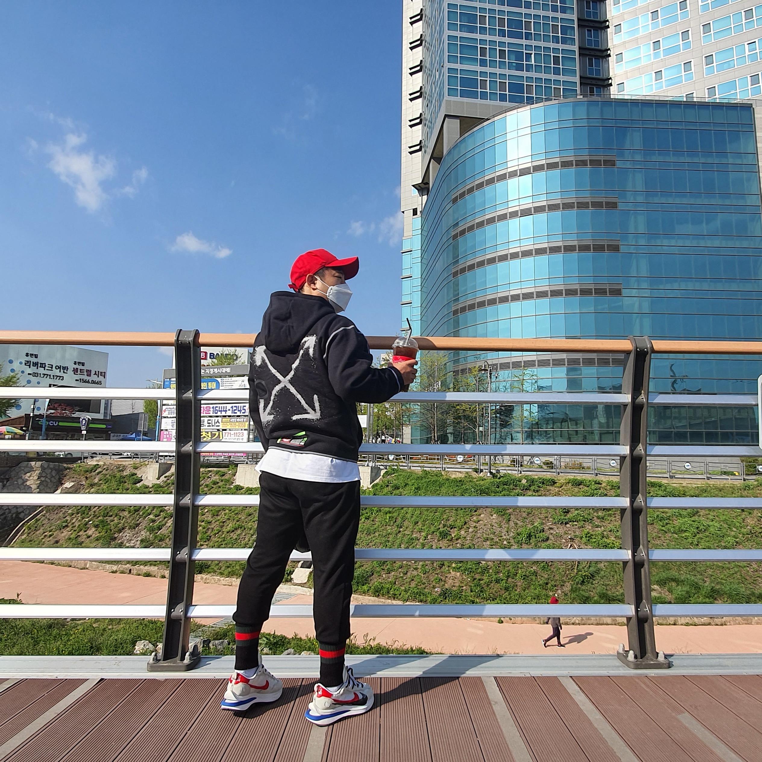 Nike x Sacai VaporWaffle Royal Fuchsia, Nike x Off-White NRG RU Hoodie 착용 스타일