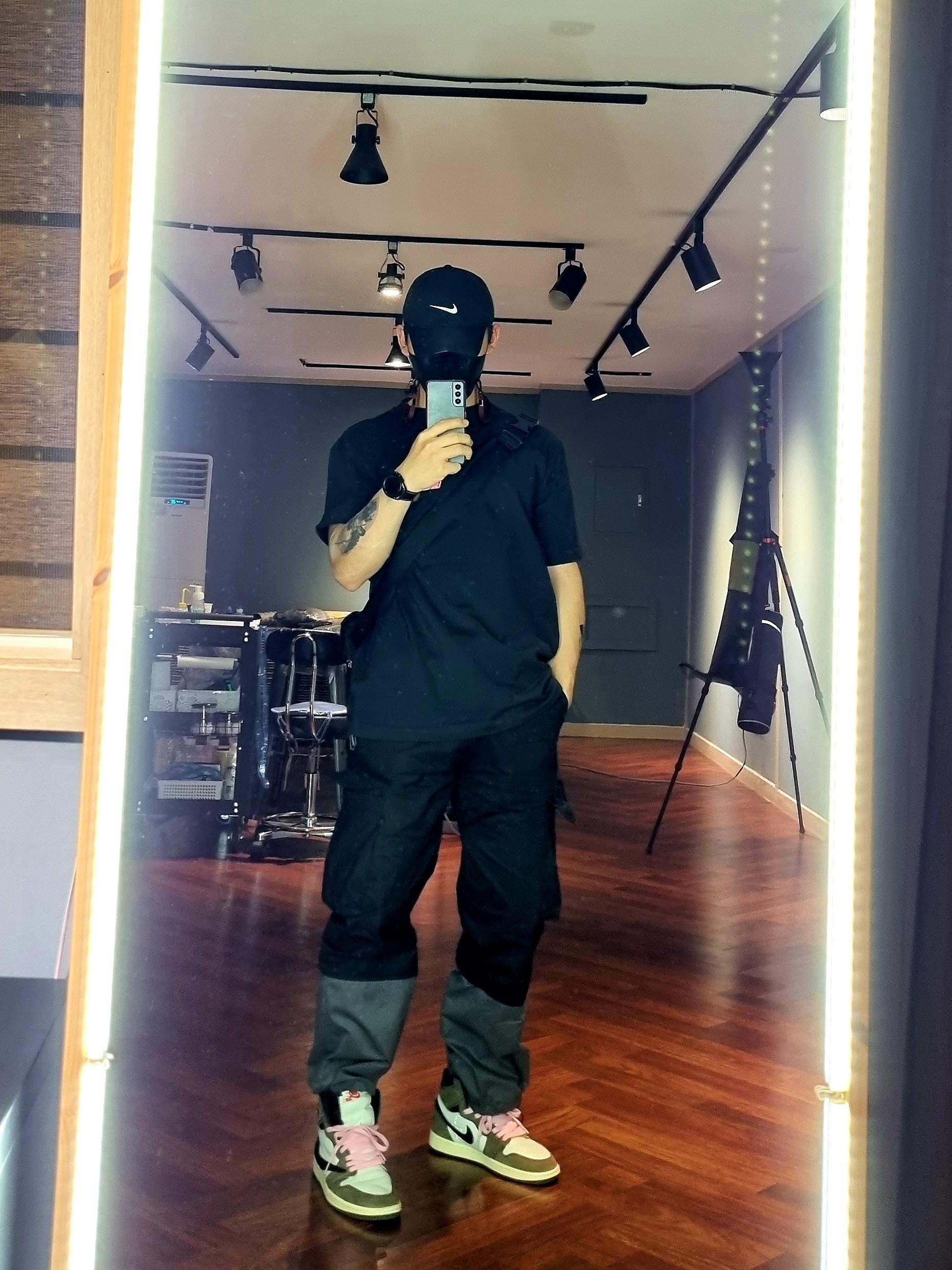 Palace Tri-Zooted Shakka T-Shirt Black - 20FW, Jordan 1 x Travis Scott Retro High OG SP Mocha 착용 스타일 - 1