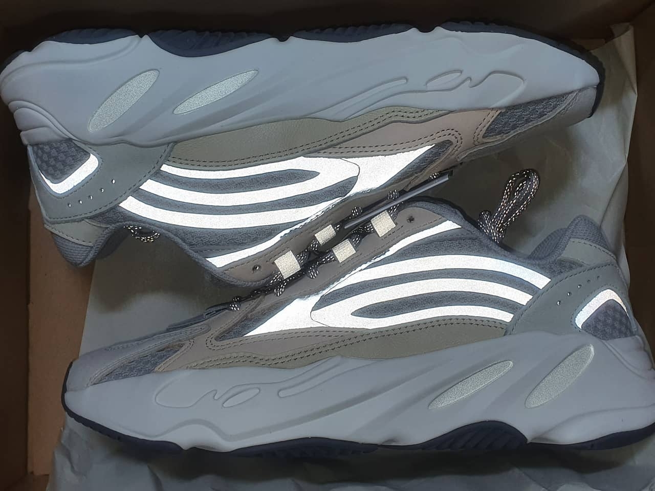 Adidas Yeezy Boost 700 V2 Cream 착용 스타일 - 2