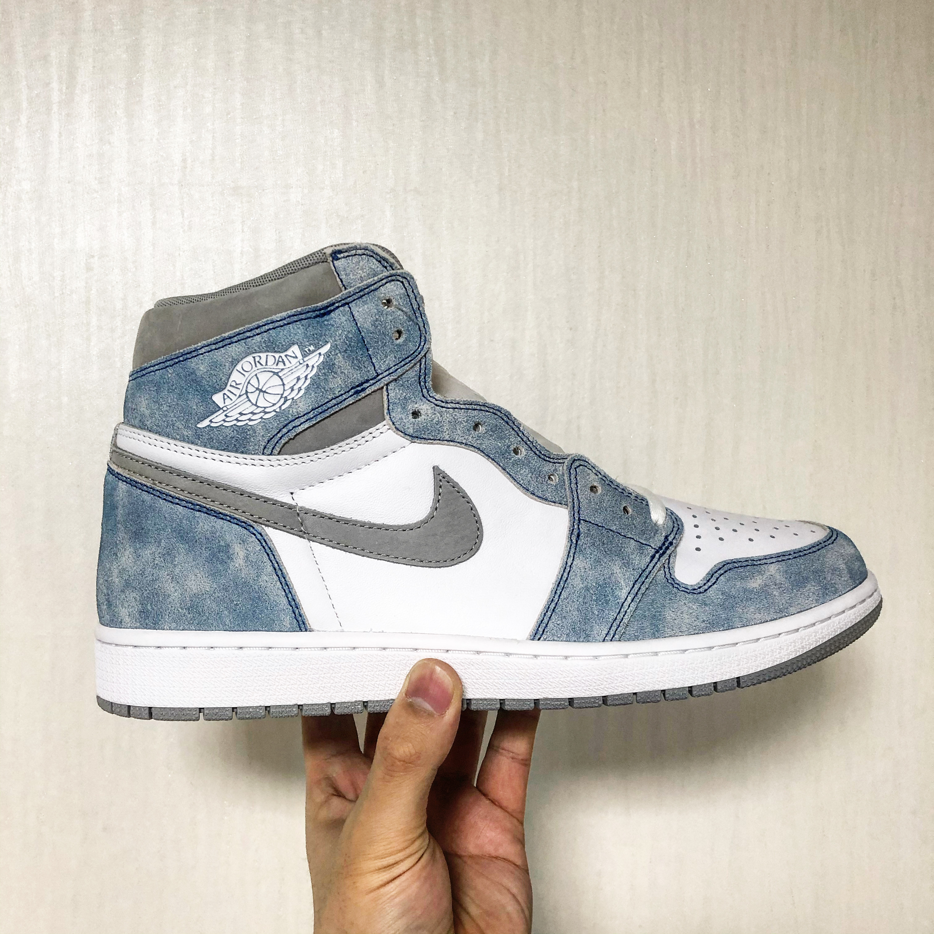 Jordan 1 Retro High OG Hyper Royal 착용 스타일