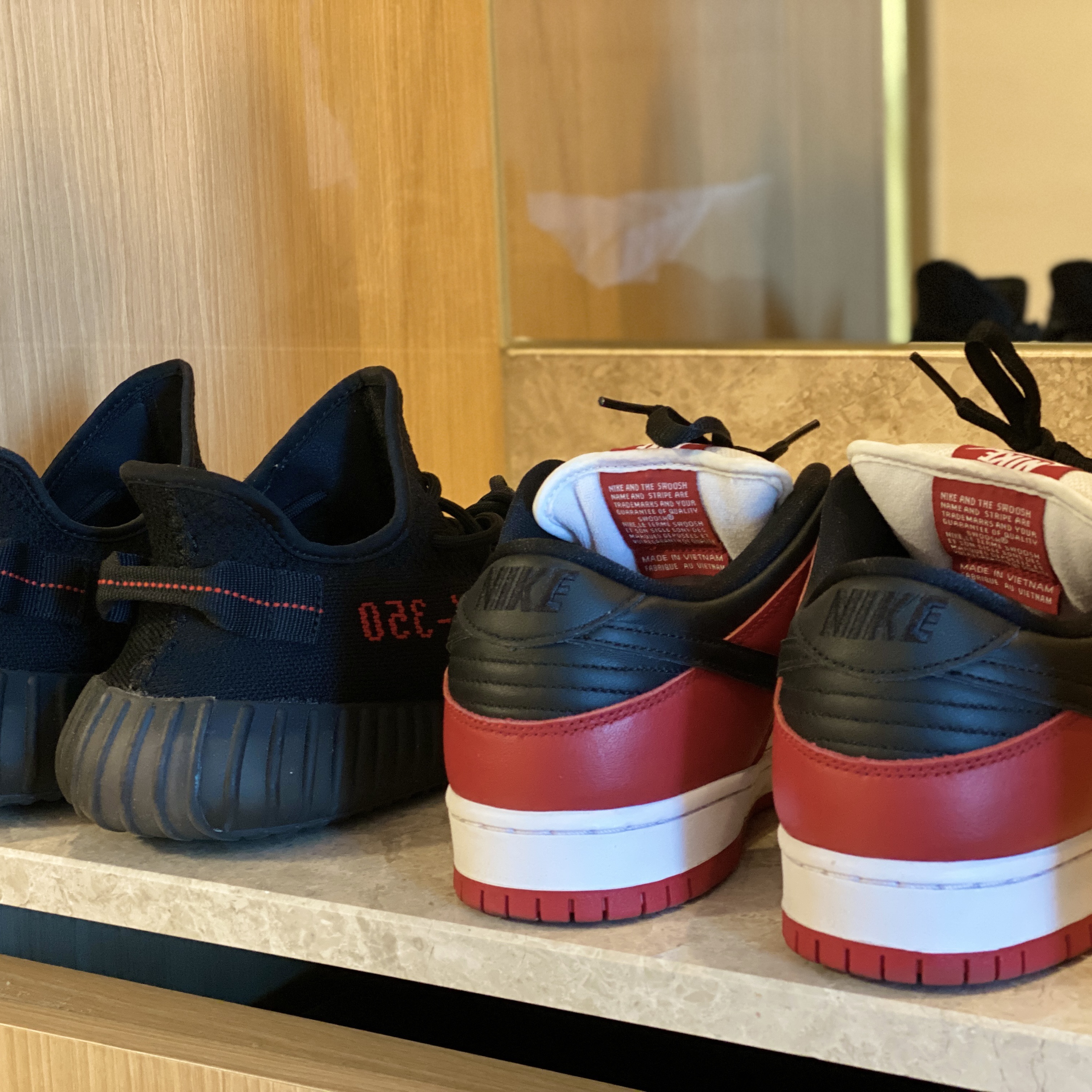 Nike SB Dunk Low Pro Chicago, Adidas Yeezy Boost 350 V2 Black Red 2020 착용 스타일