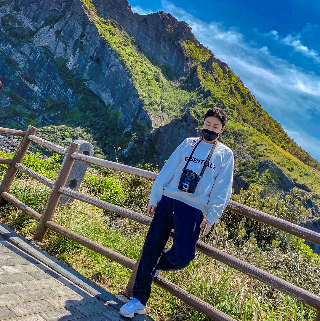 Essentials 3D Silicon Applique Crewneck White - 20SS, (W) New Balance 327 White Moonbeam 착용 스타일