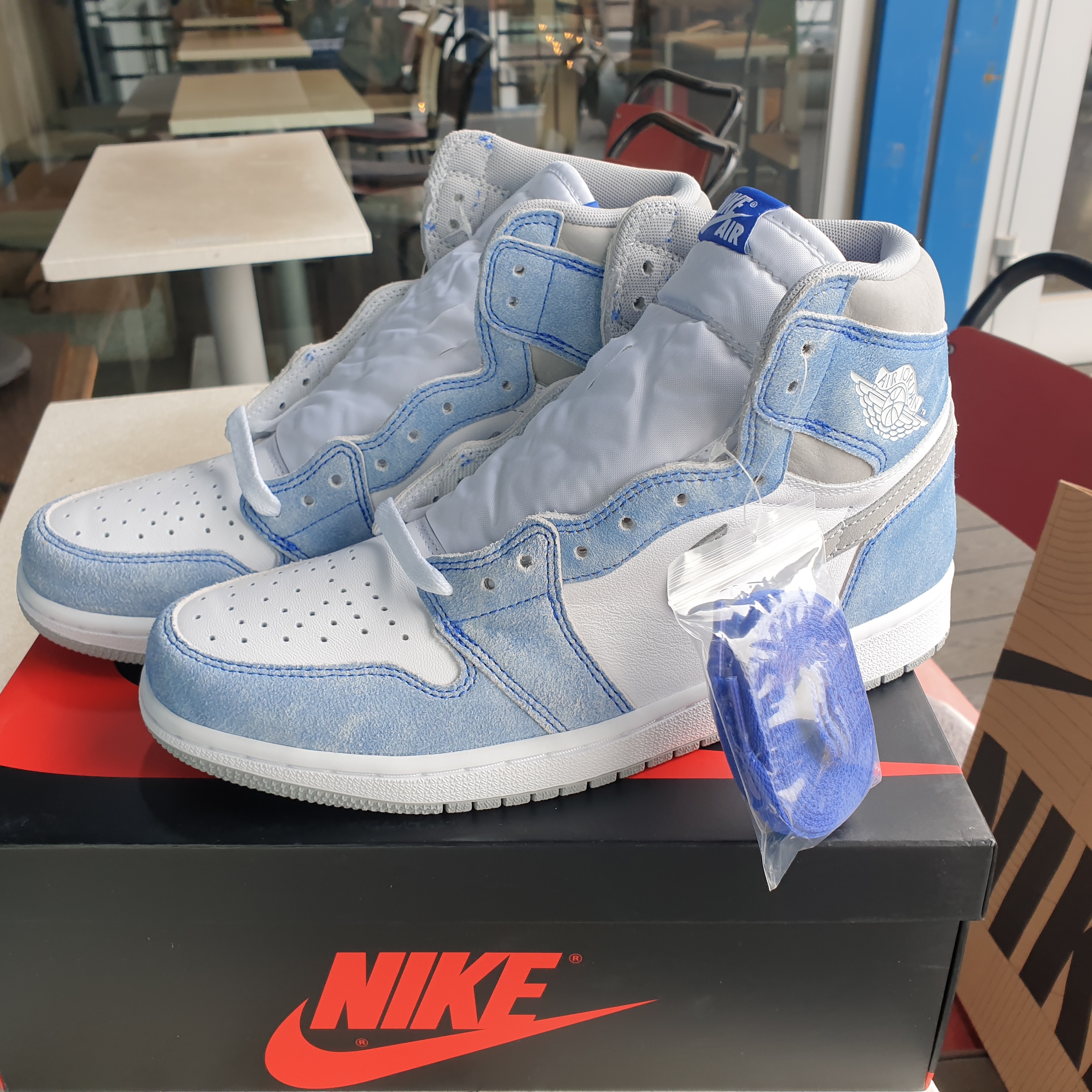 (W) Jordan 1 Retro High OG Silver Toe, Jordan 1 Retro High OG Hyper Royal 착용 스타일 - 2