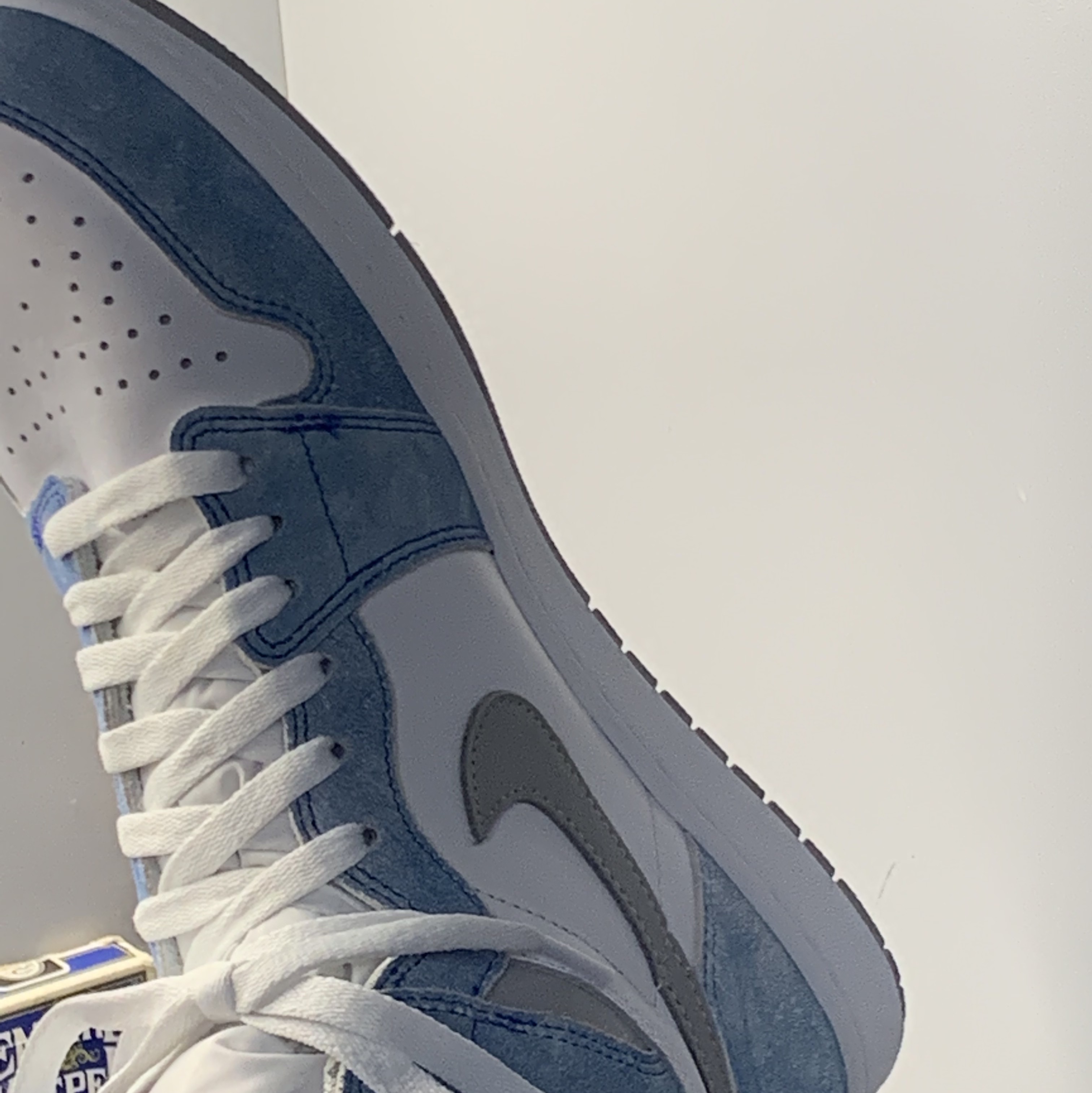 Jordan 1 Retro High OG Hyper Royal 착용 스타일 - 1