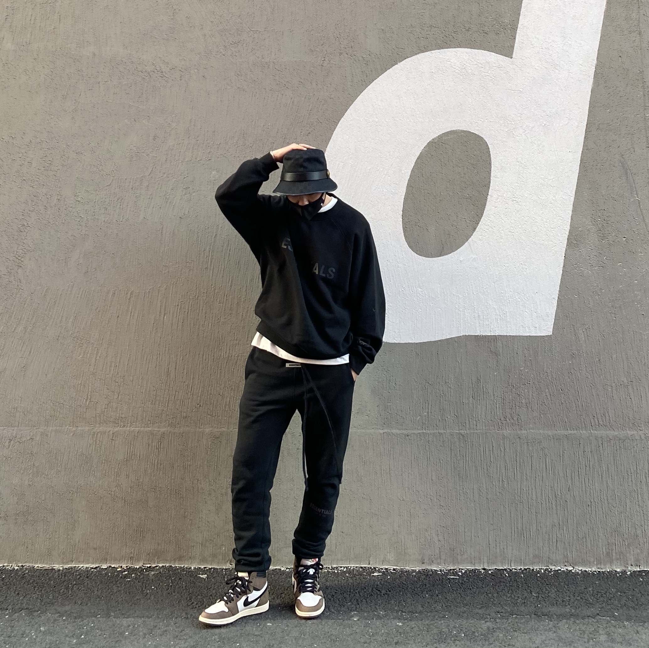 Essentials 3D Silicon Applique Crewneck Dark Slate/Black 2020, Essentials Sweatpants Dark Slate/Black 2020 착용 스타일