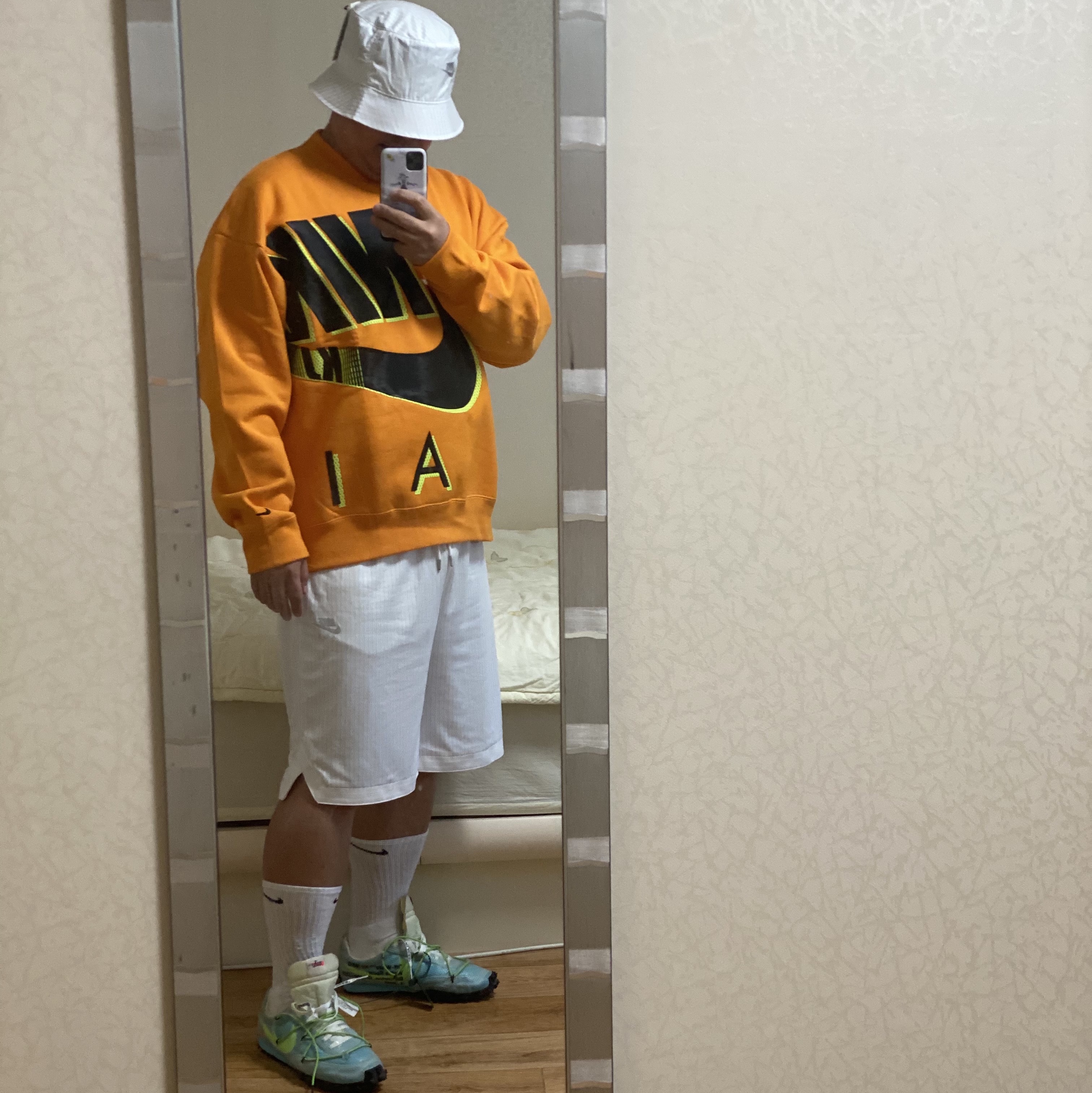 Nike x Kim Jones Bucket Hat White, Nike x Kim Jones Fleece Crew Circuit Orange - US/EU 착용 스타일