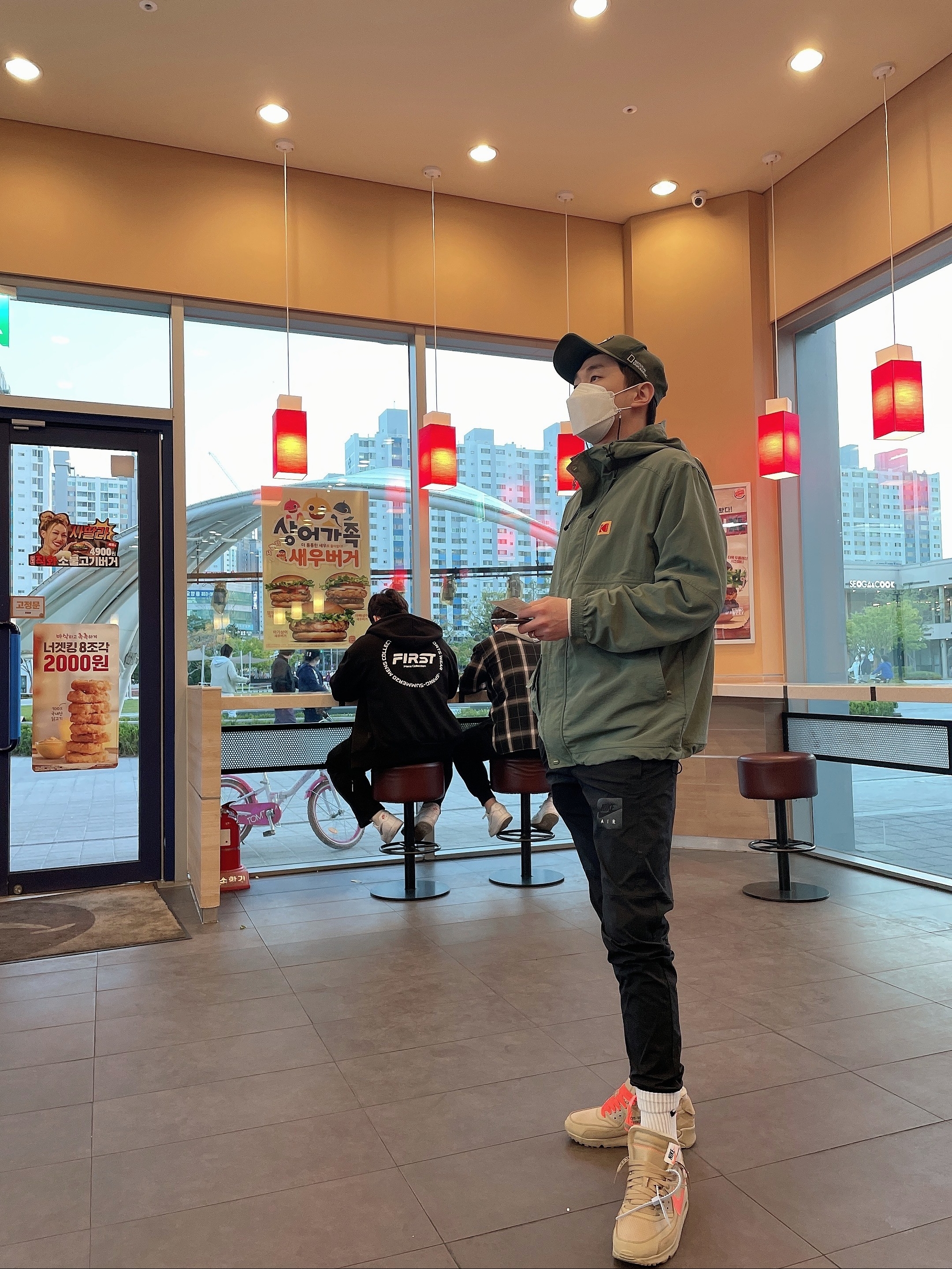 Nike x Off-White Air Max 90 V2 Desert Ore 착용 스타일