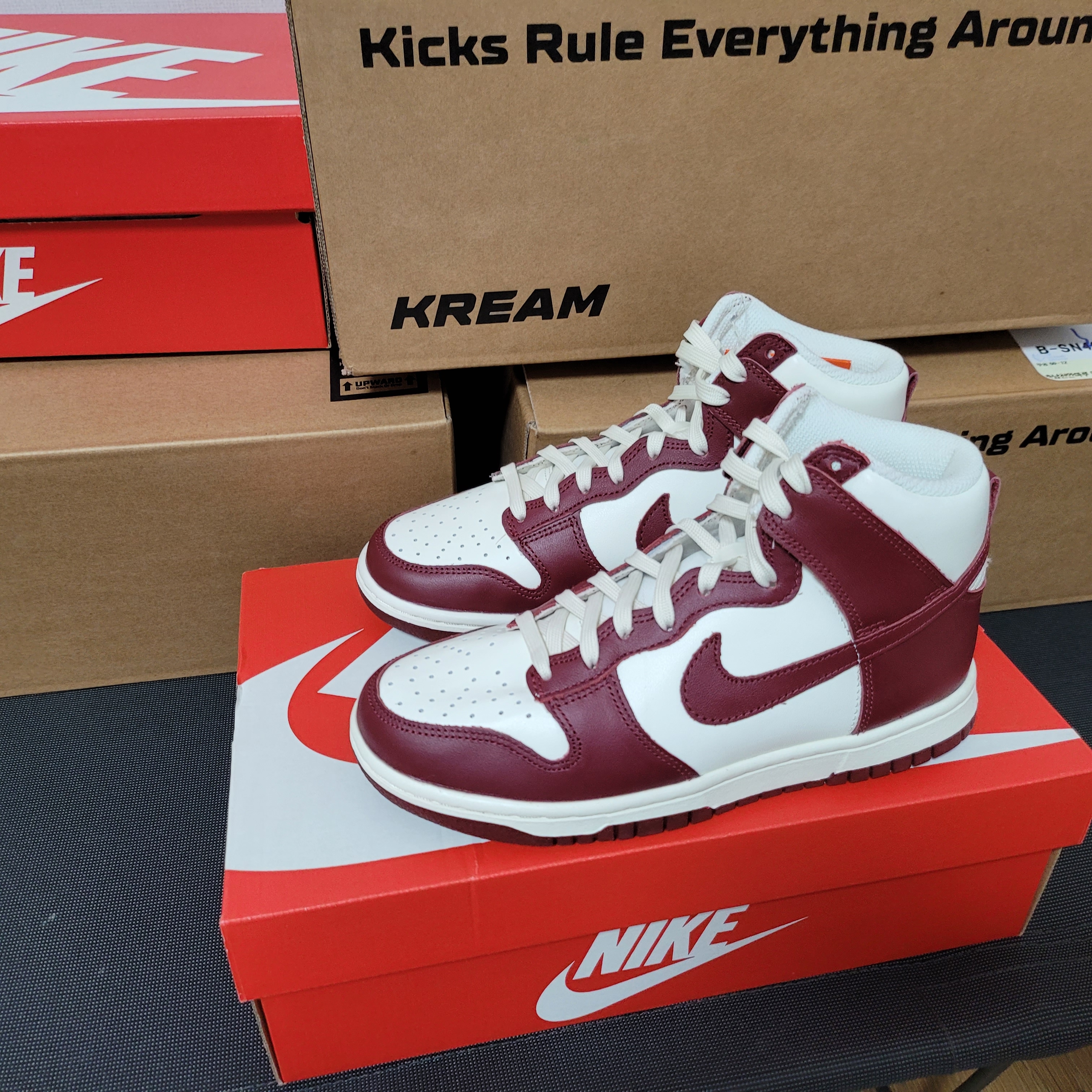 (W) Nike Dunk High Team Red 착용 스타일 - 3