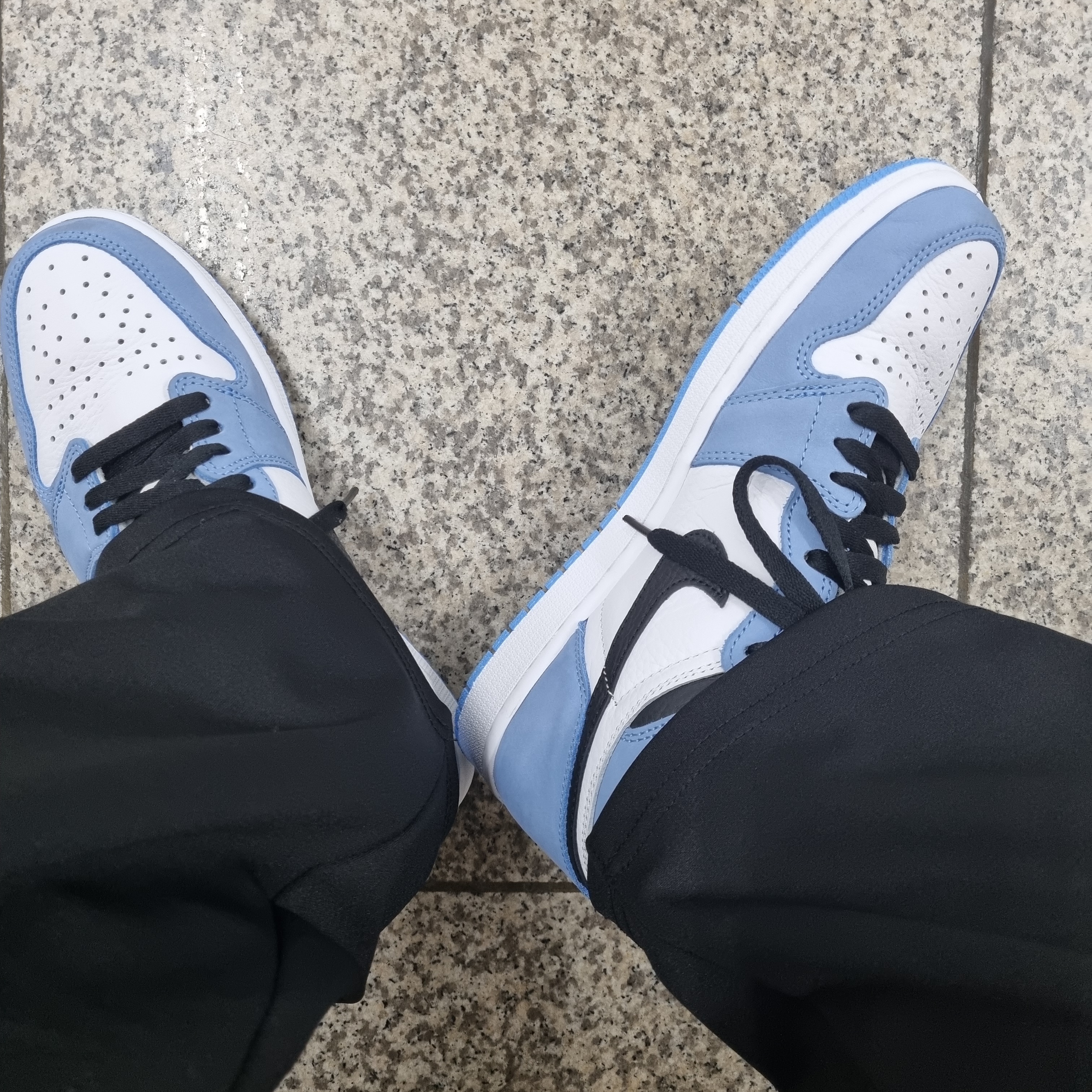 Jordan 1 Retro High OG Hyper Royal 착용 스타일 - 1