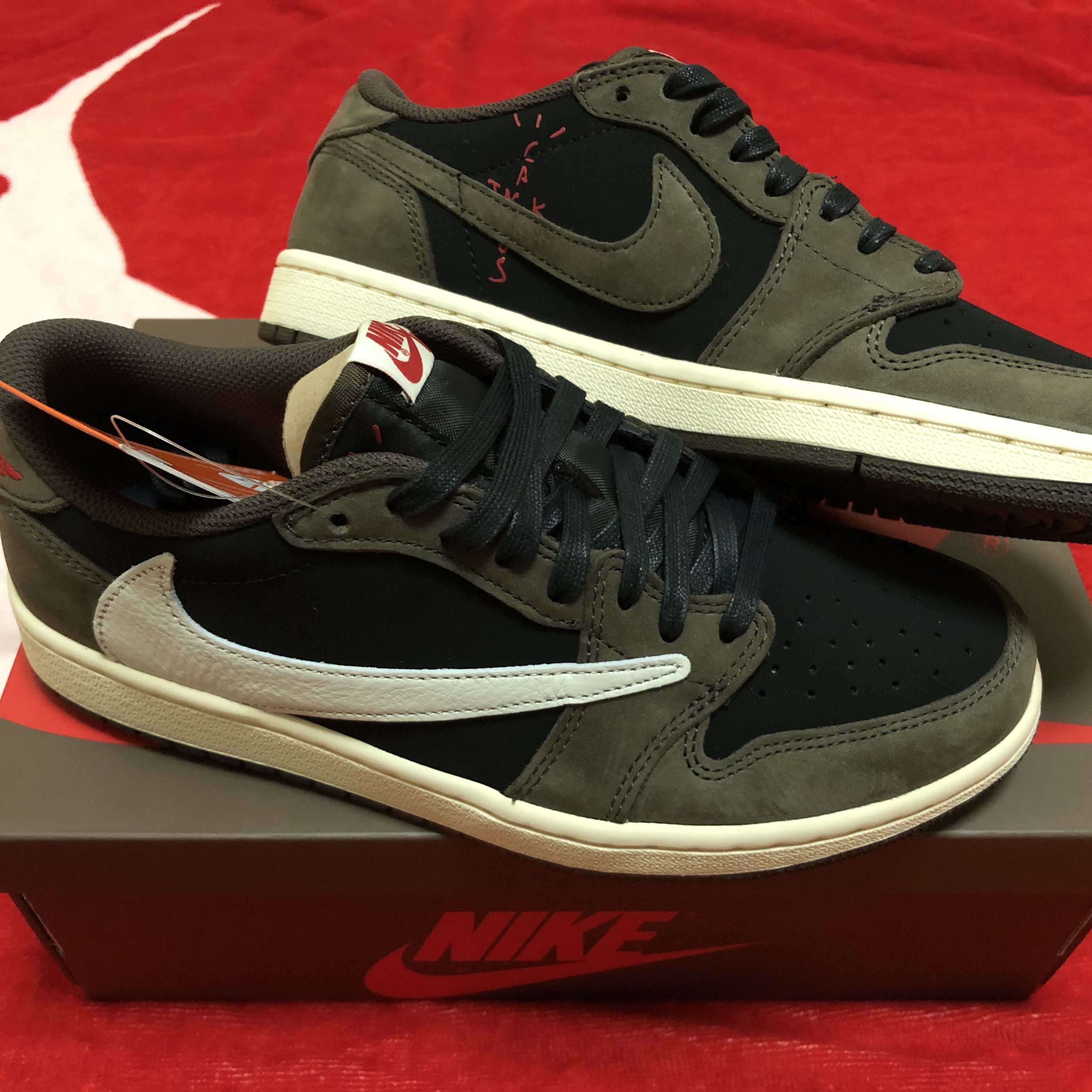 Jordan 1 x Travis Scott Retro Low OG SP Mocha 착용 스타일 - 2