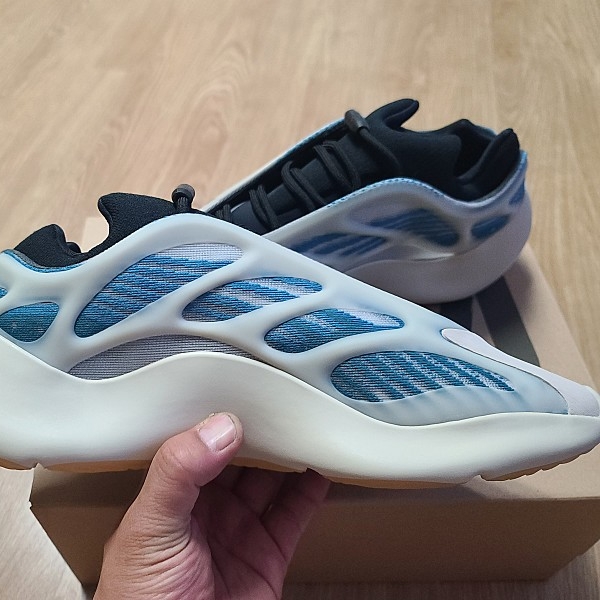Adidas Yeezy 700 V3 Kyanite 착용 스타일 - 3