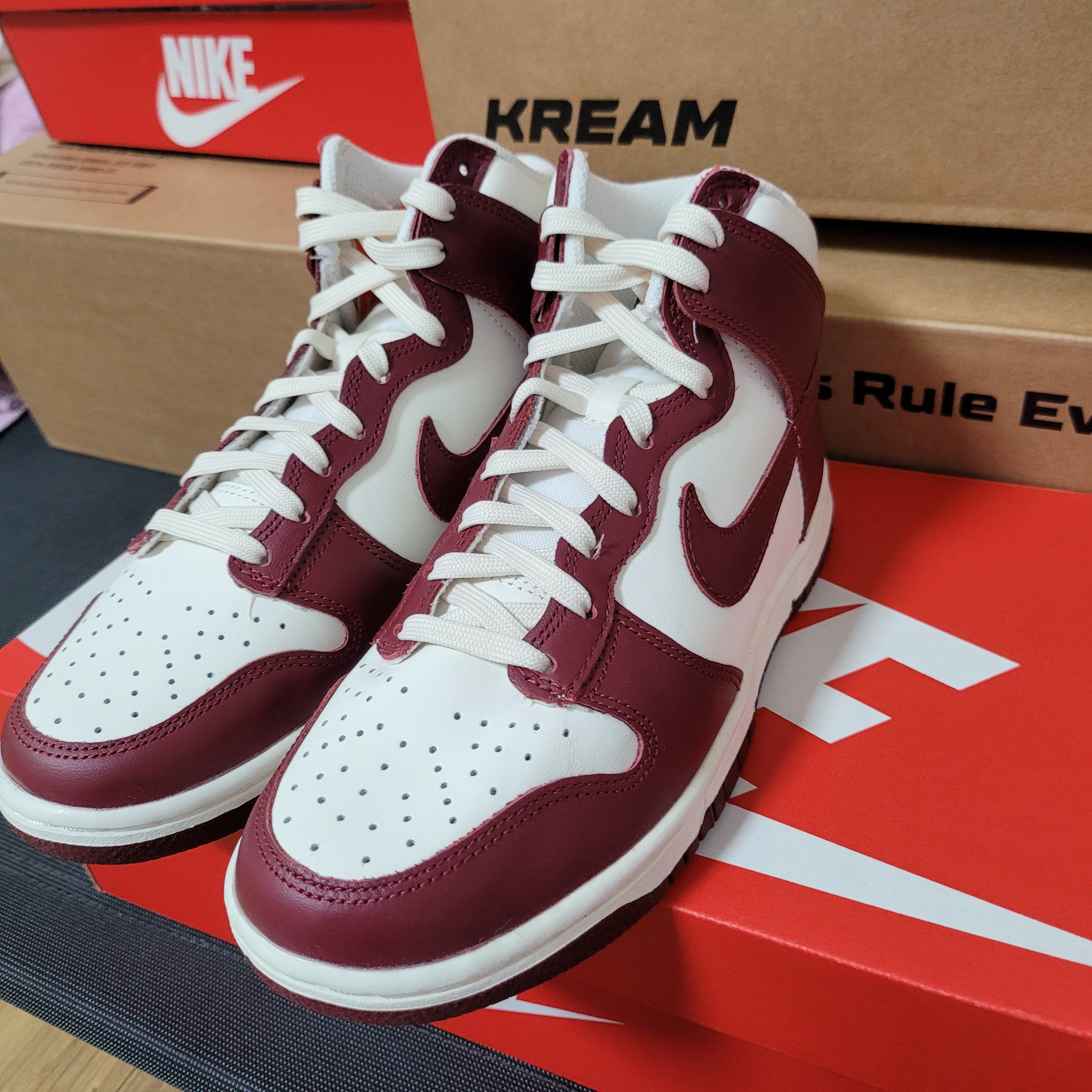 (W) Nike Dunk High Team Red 착용 스타일 - 1