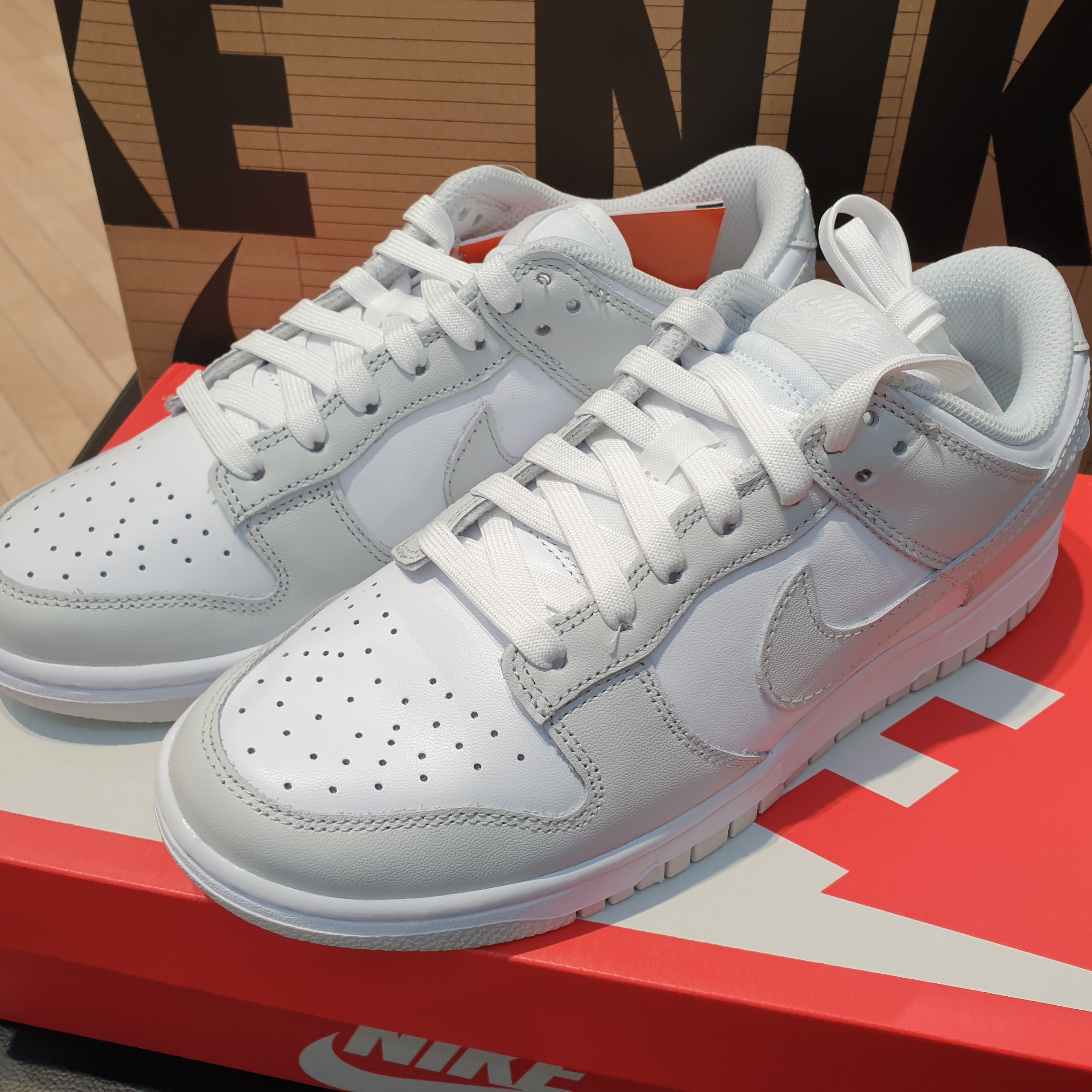 (W) Jordan 1 Retro High OG Silver Toe, Jordan 1 Retro High OG Hyper Royal 착용 스타일 - 3