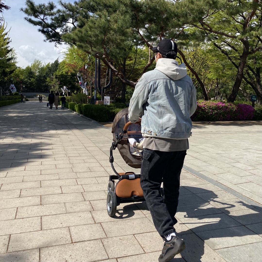 Essentials Denim Trucker Jacket Light Indigo - 20FW, Essentials 3D Silicon Applique Pullover Hoodie Oatmeal/Oatmeal Heather/Light Heather Oatmeal 2020 착용 스타일